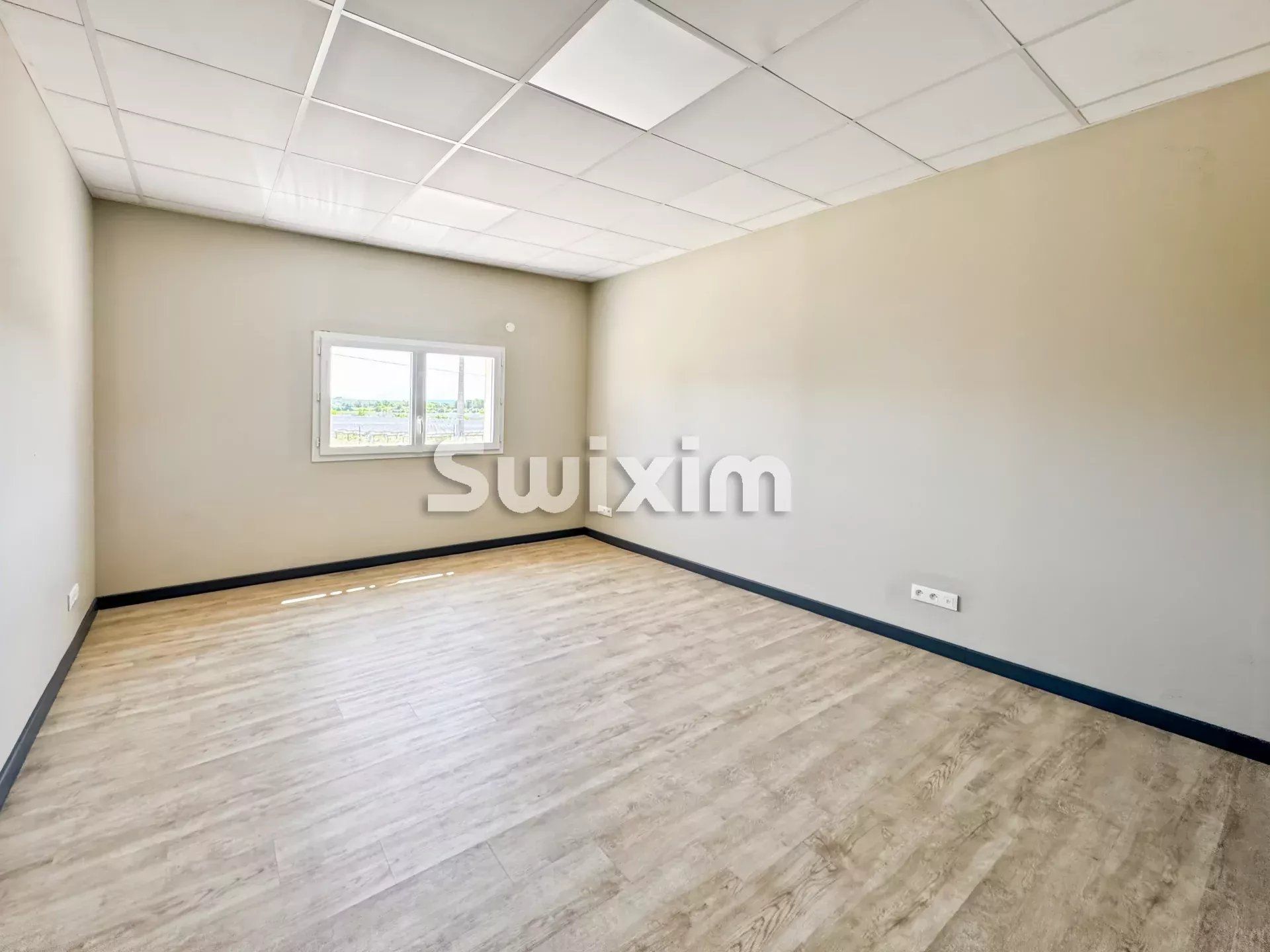 bureaux 4 Pièces en location sur Saint-Restitut (26130)