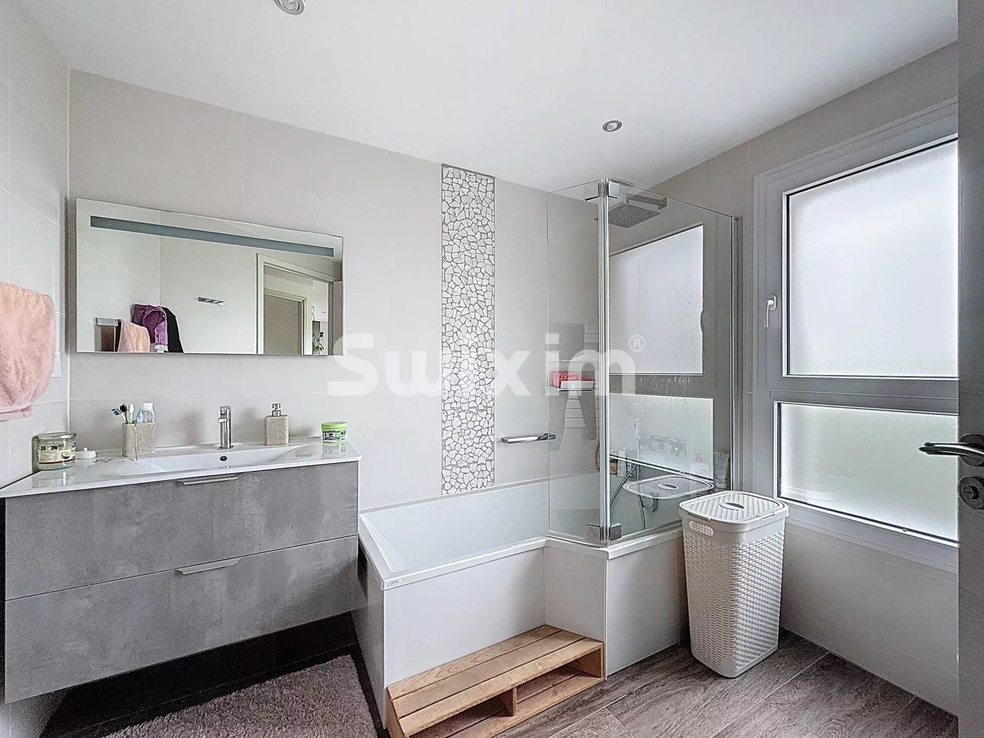 house 7 Rooms for sale on Divonne-les-Bains (01220)