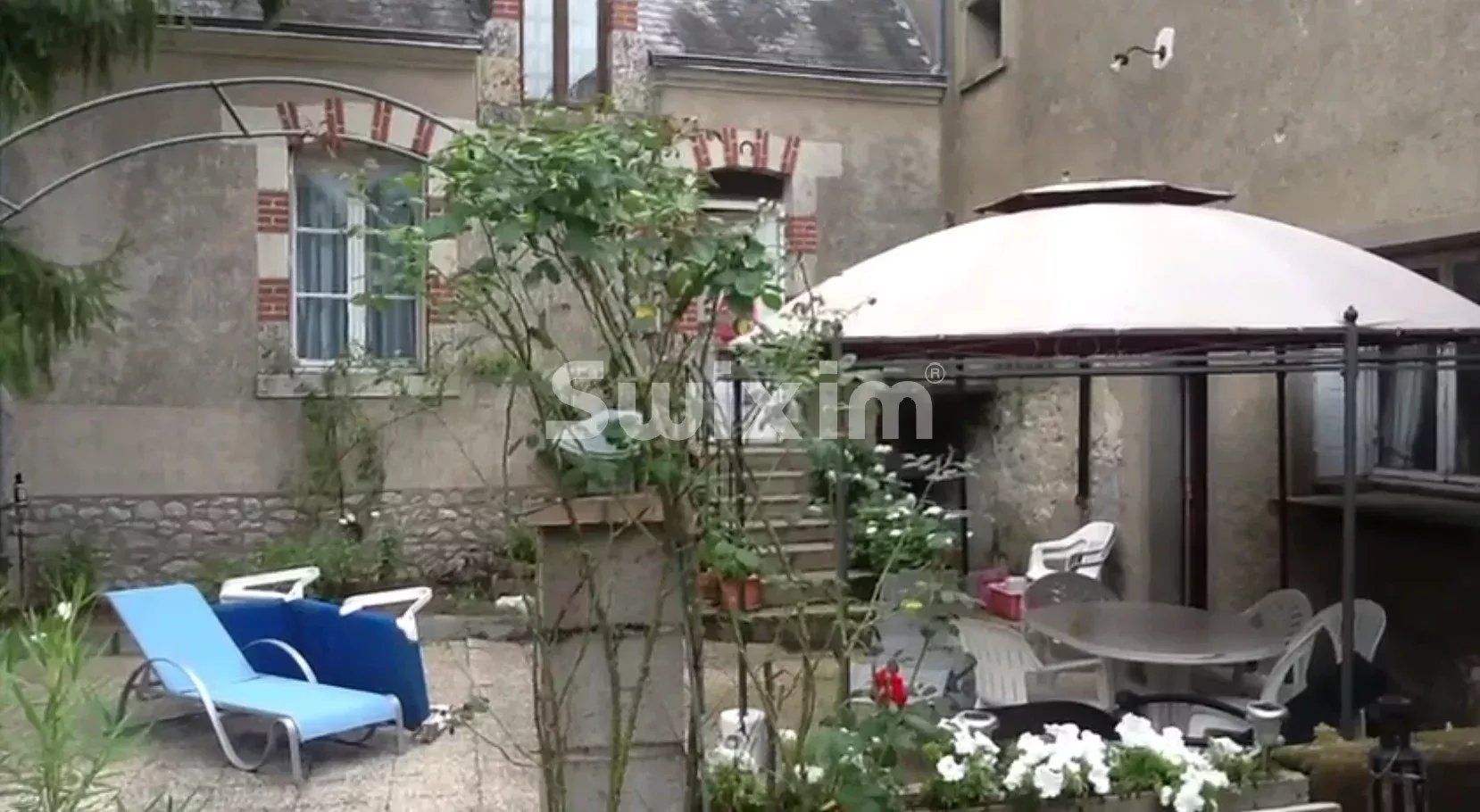 farmhouse 8 Rooms for sale on Blois (41000)