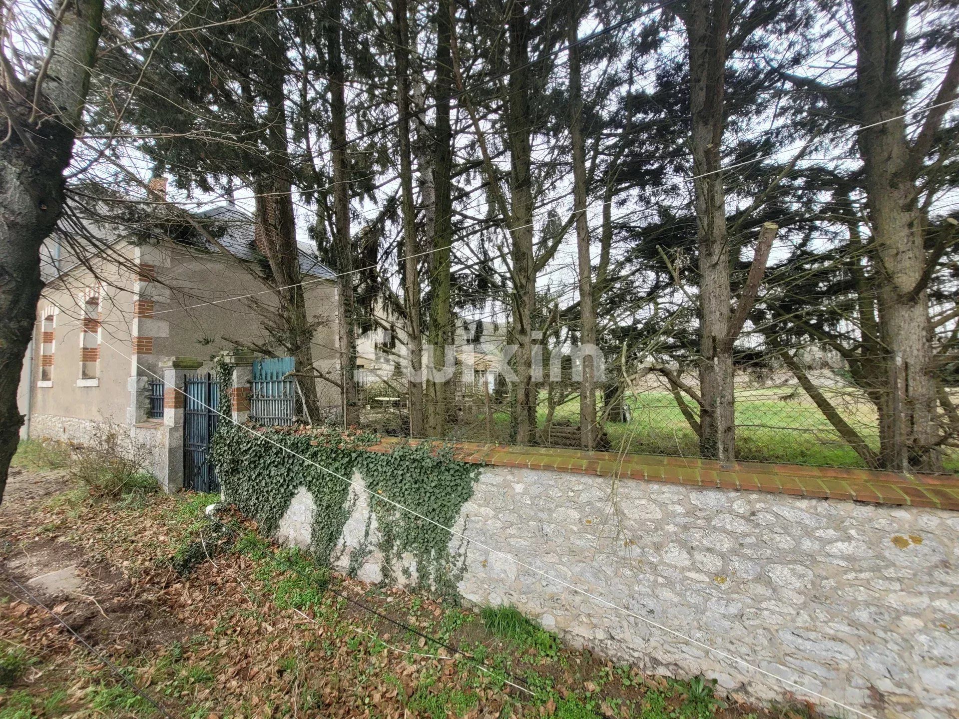 farmhouse 8 Rooms for sale on Blois (41000)