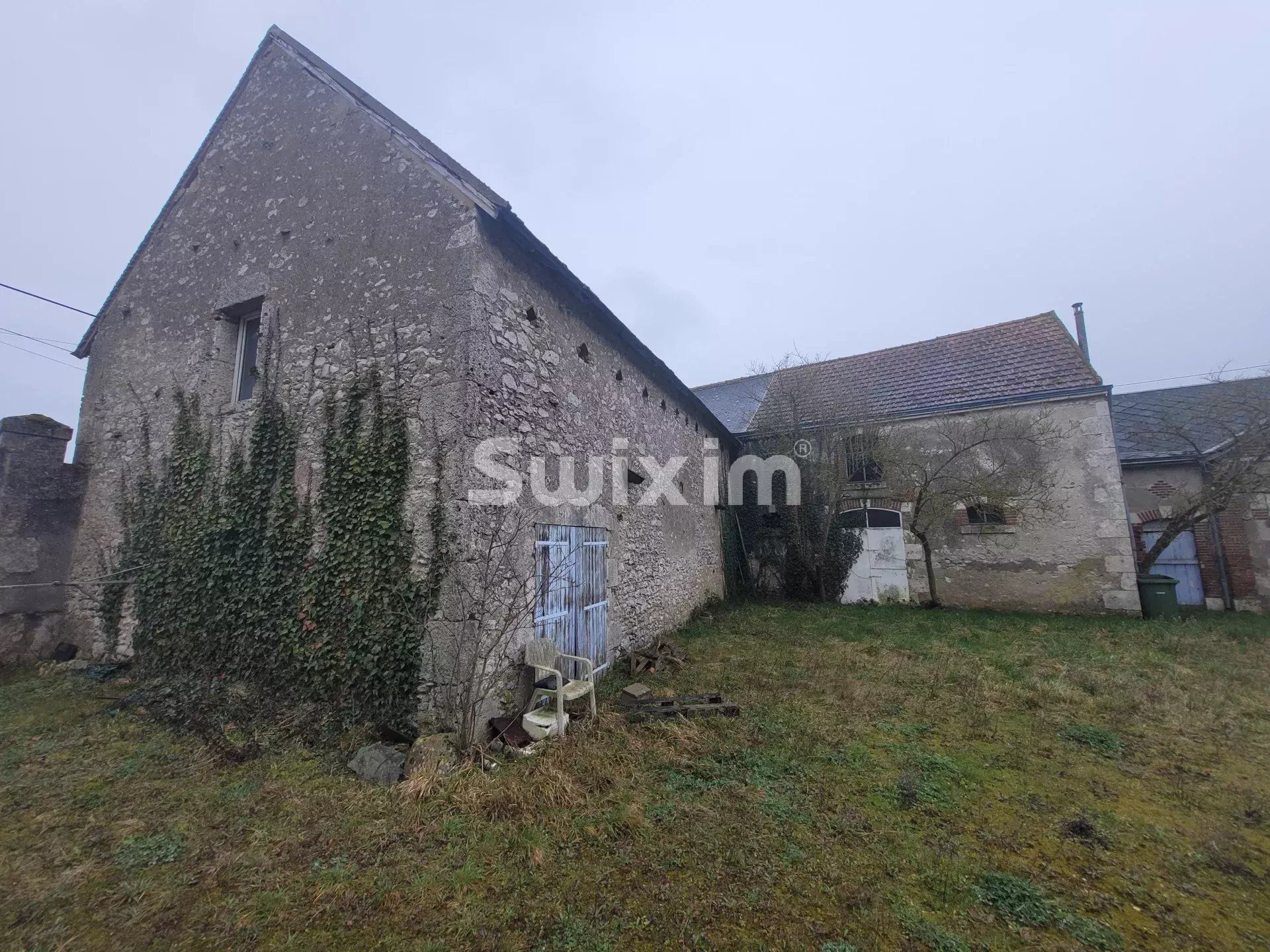farmhouse 8 Rooms for sale on Blois (41000)