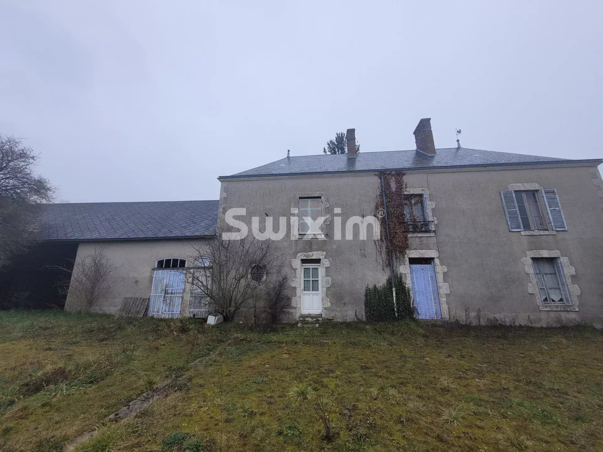 farmhouse 8 Rooms for sale on Blois (41000)