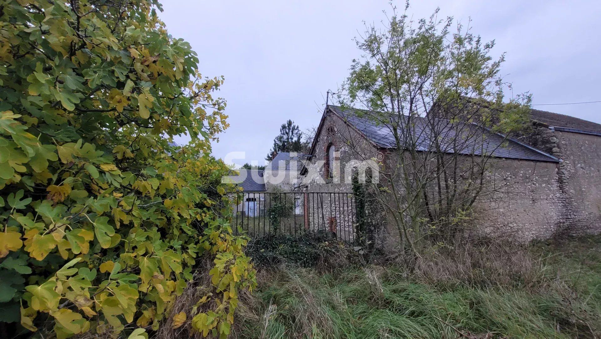 farmhouse 8 Rooms for sale on Blois (41000)