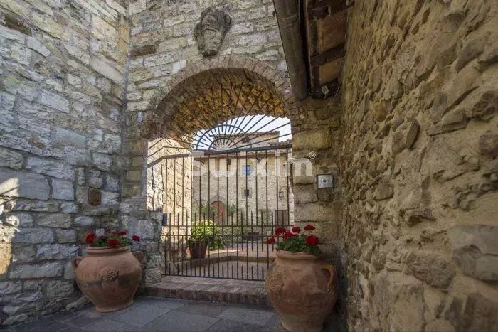 wine estate 30 Rooms for sale on Siena (53100)