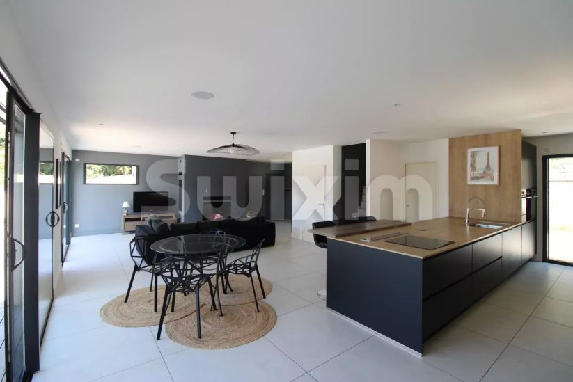 Vente Maison Bourgoin-Jallieu 6 Pièces 267 m²