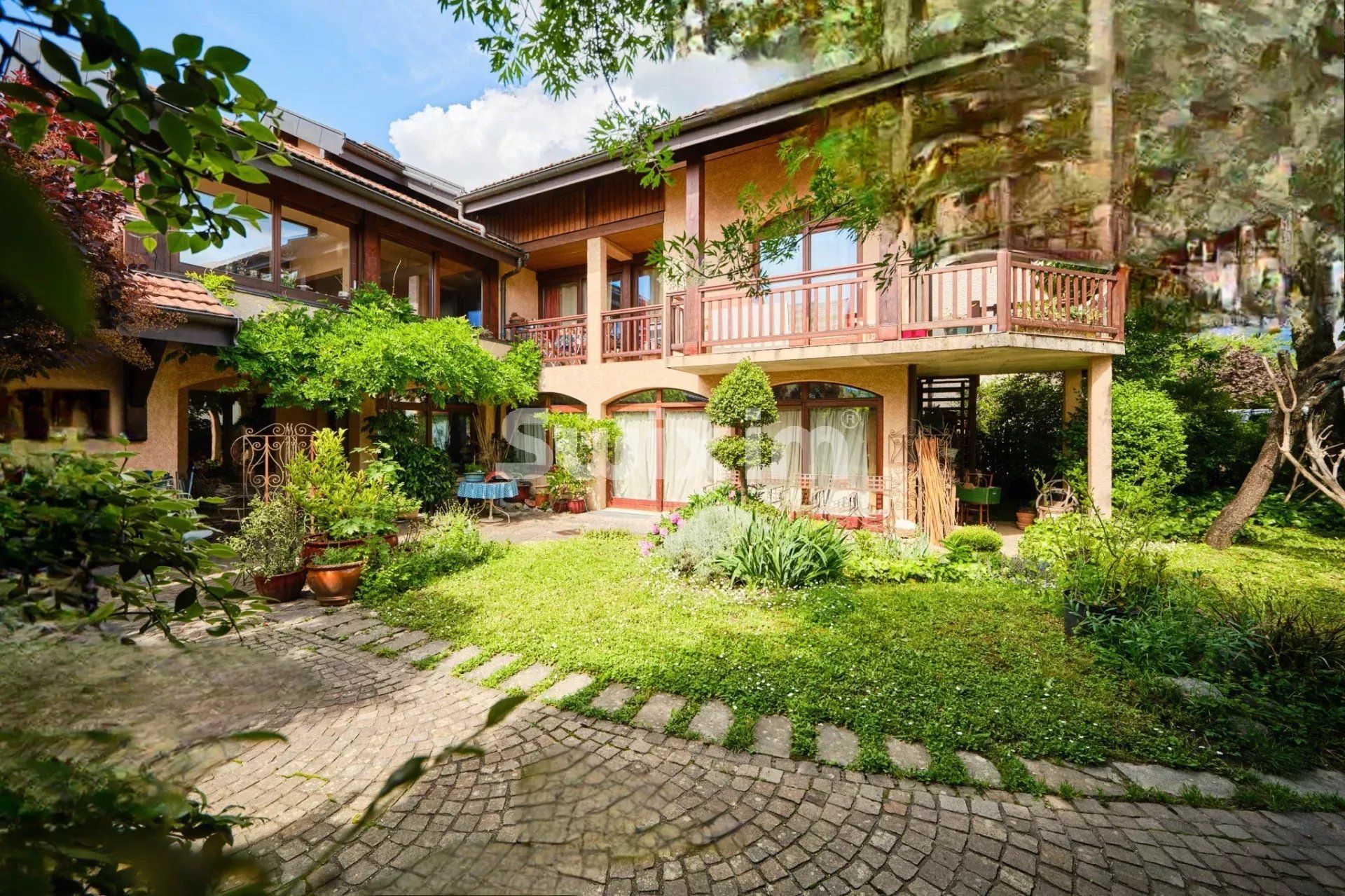 house 10 Rooms for sale on Annecy-le-Vieux (74940)