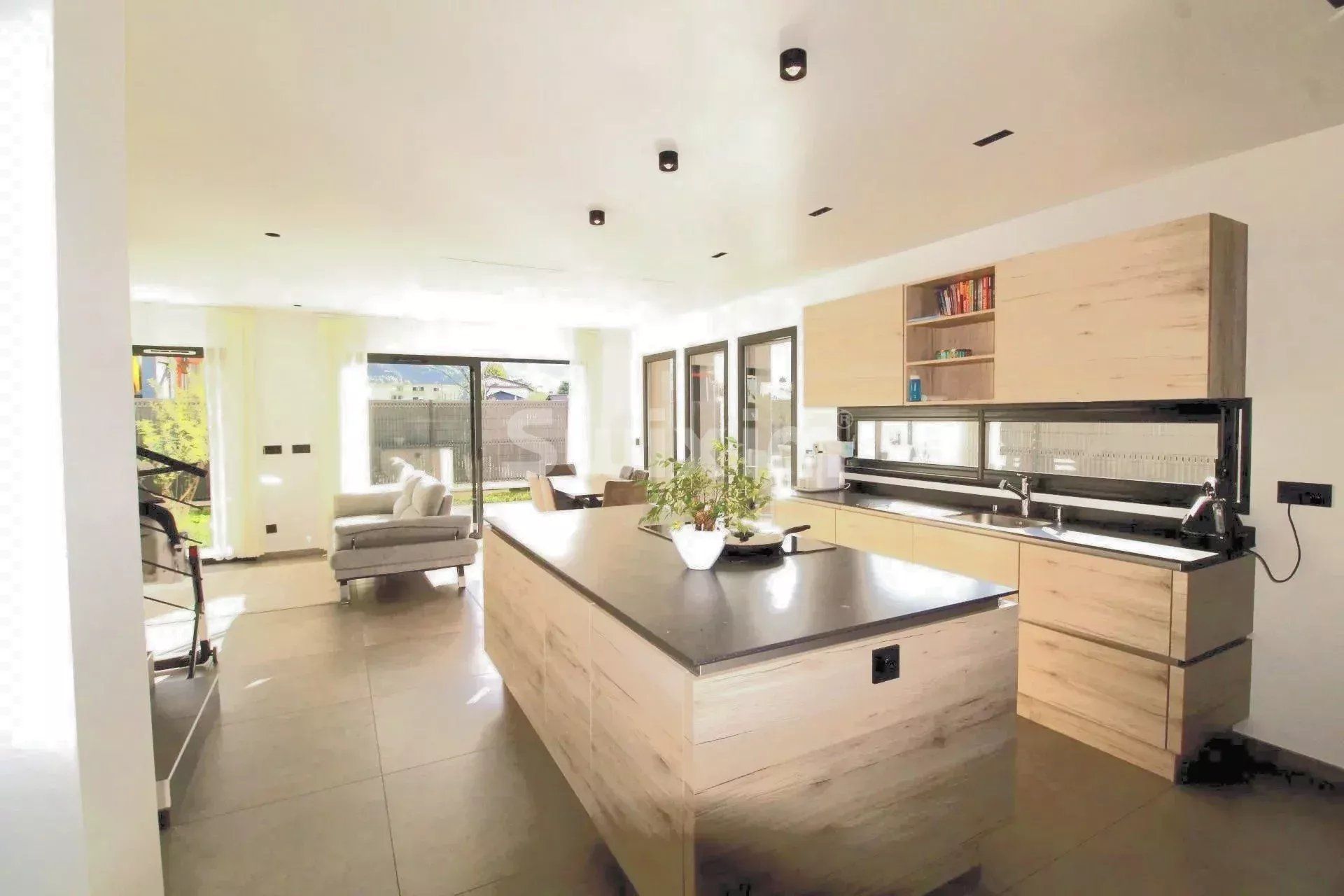 house 5 Rooms for sale on Cluses (74300)