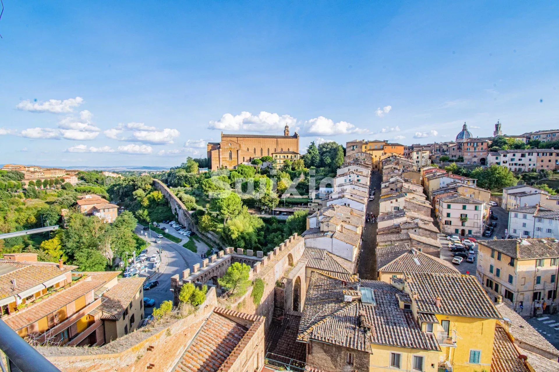 apartment 5 Rooms for rent on Siena (53100)