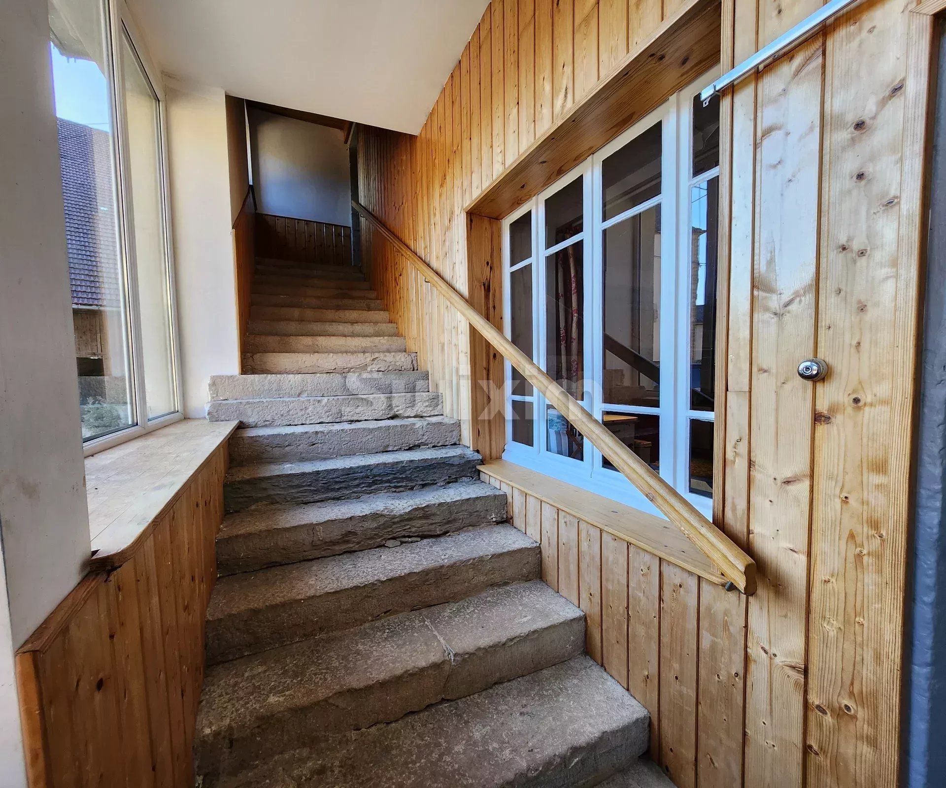 house 9 Rooms for sale on Poligny (39800)