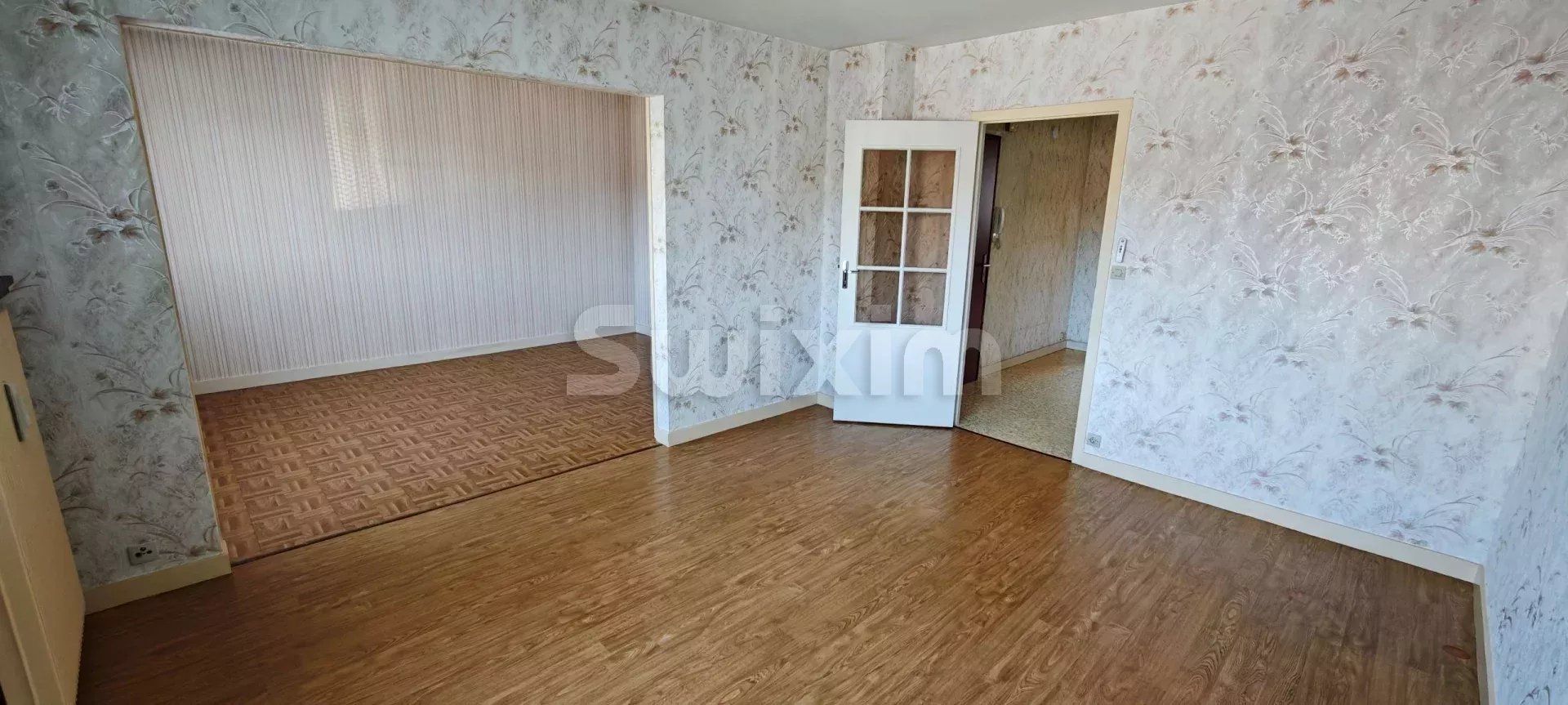 apartment 4 Rooms for sale on Dole (39100)