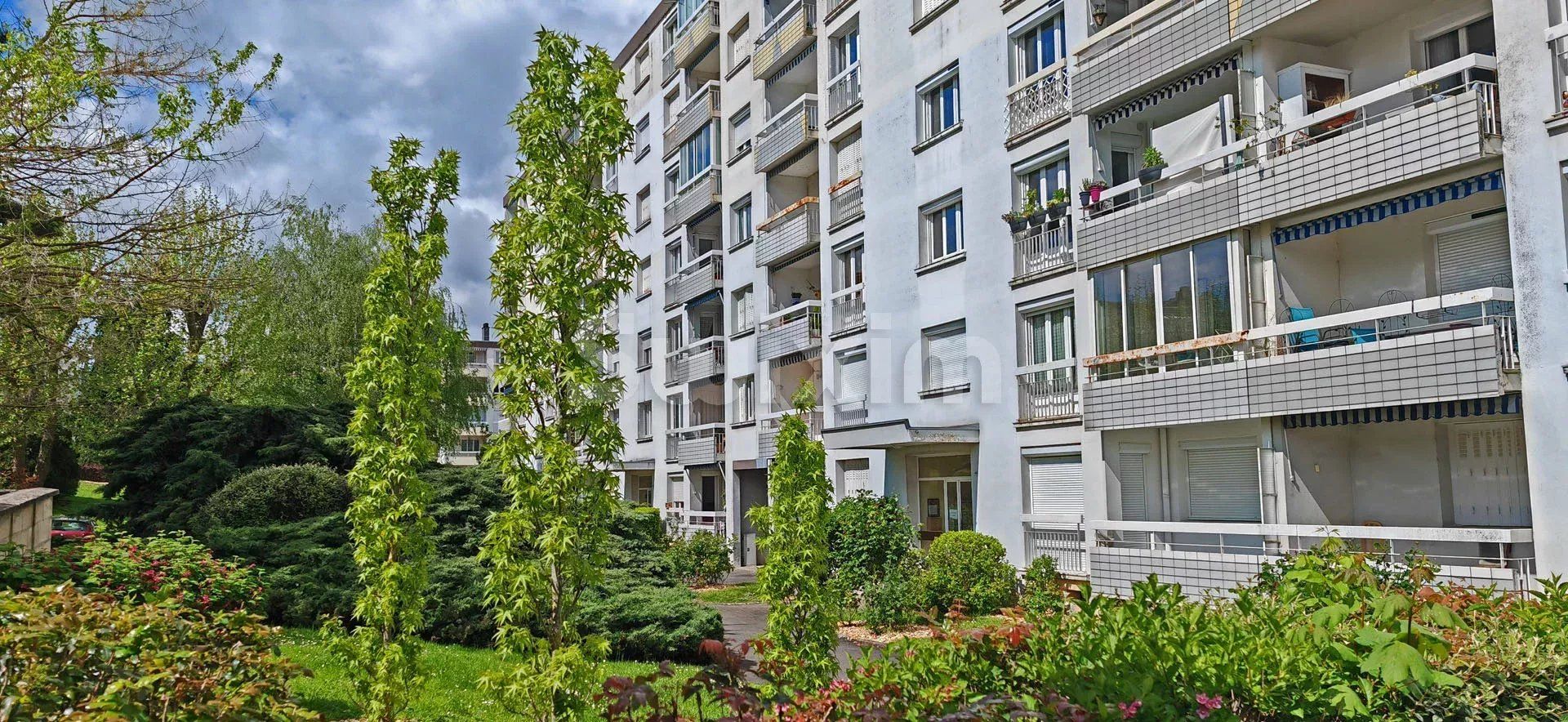 apartment 4 Rooms for sale on Dole (39100)