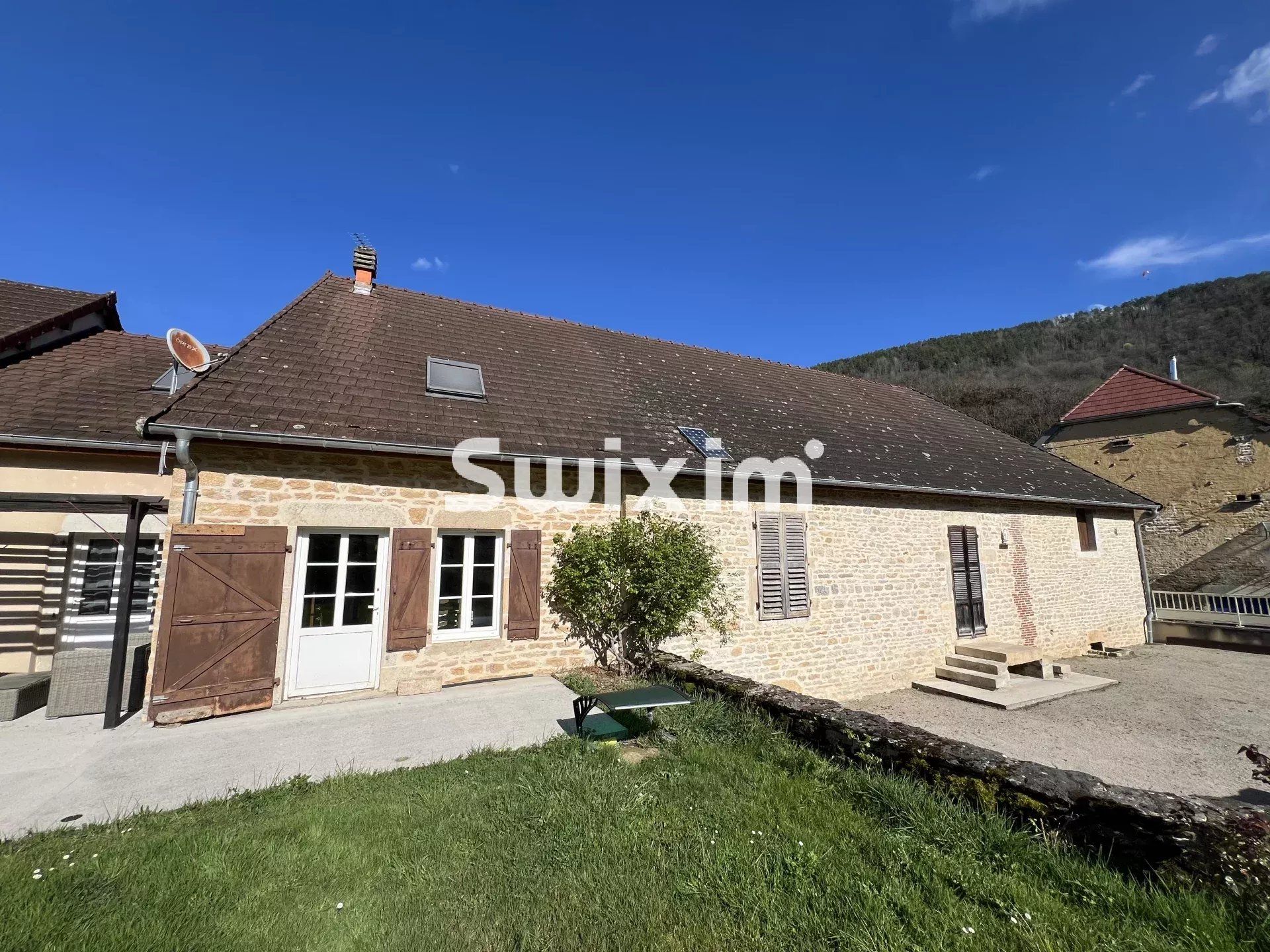house 12 Rooms for sale on Lons-le-Saunier (39000)