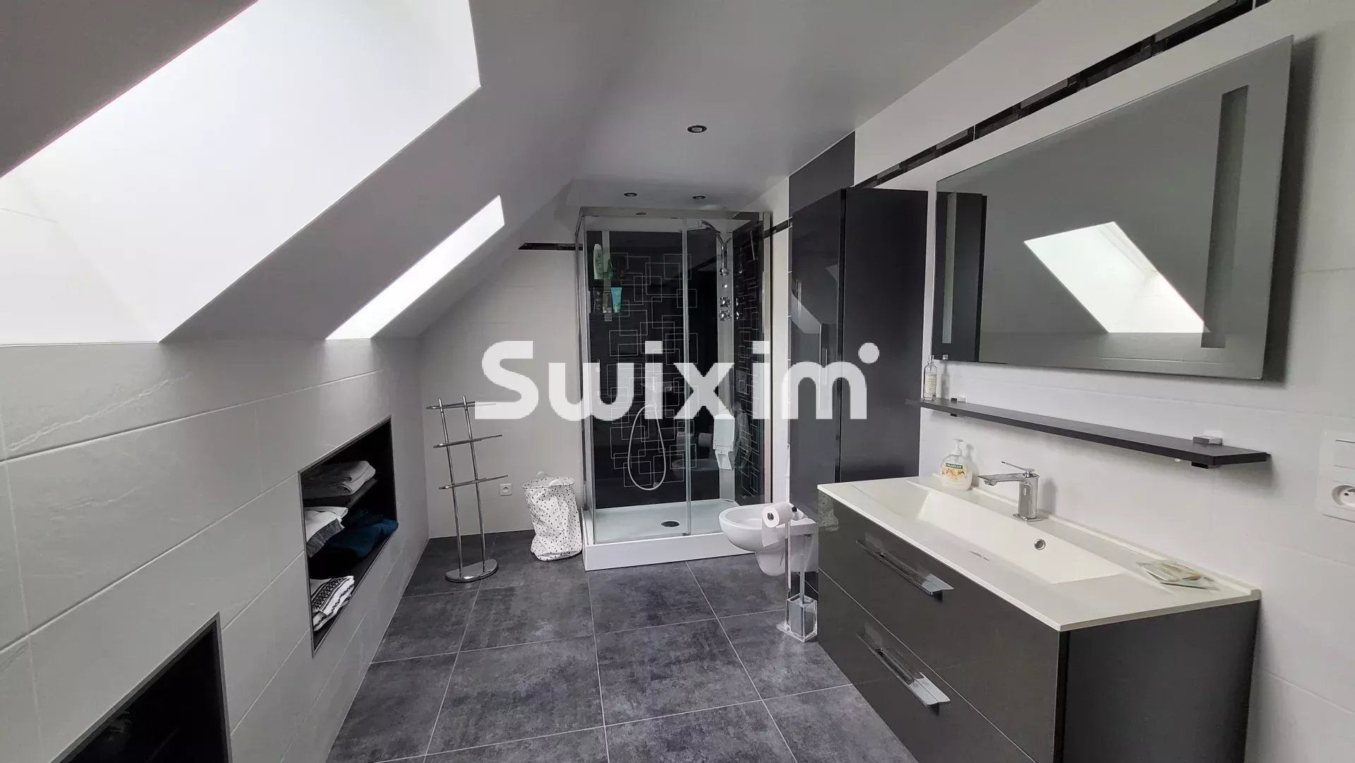 house 12 Rooms for sale on Lons-le-Saunier (39000)