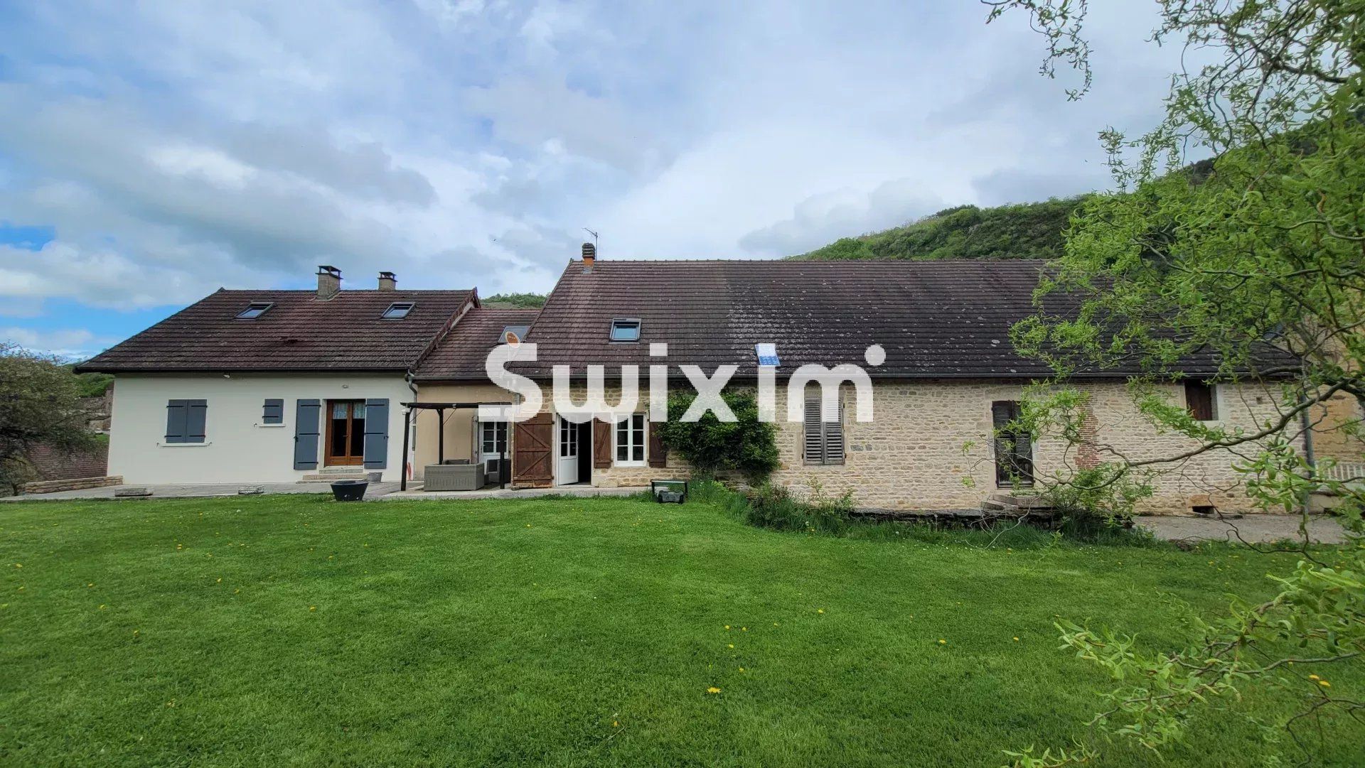 house 12 Rooms for sale on Lons-le-Saunier (39000)