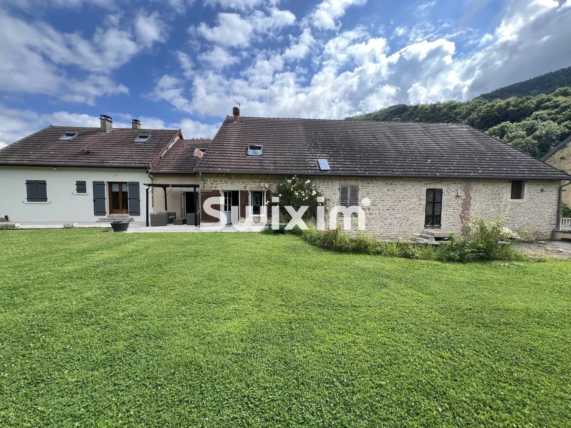 house 12 Rooms for sale on Lons-le-Saunier (39000)
