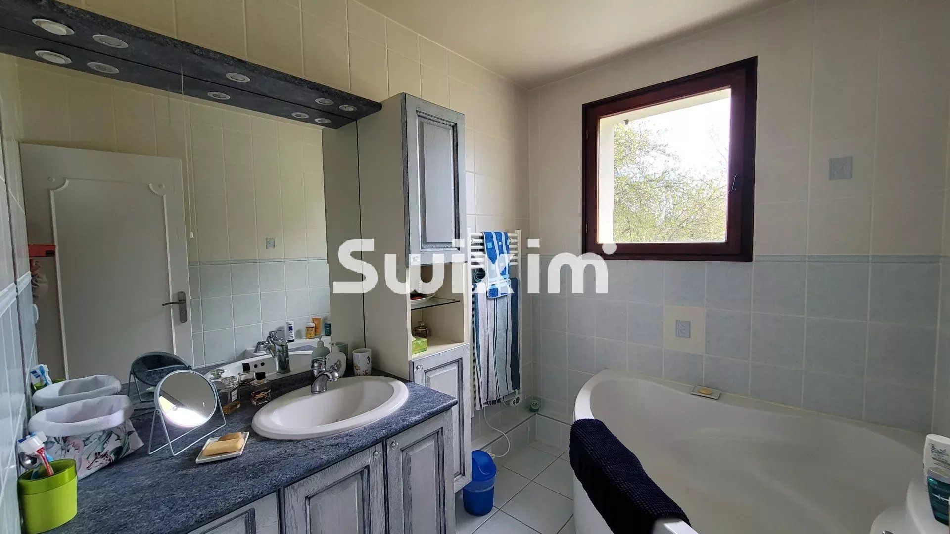 house 12 Rooms for sale on Lons-le-Saunier (39000)