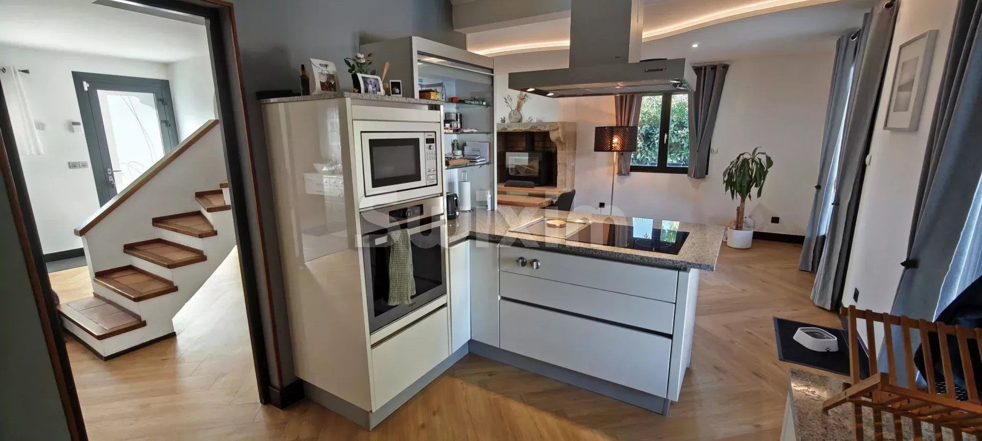 house 8 Rooms for sale on Damparis (39500)