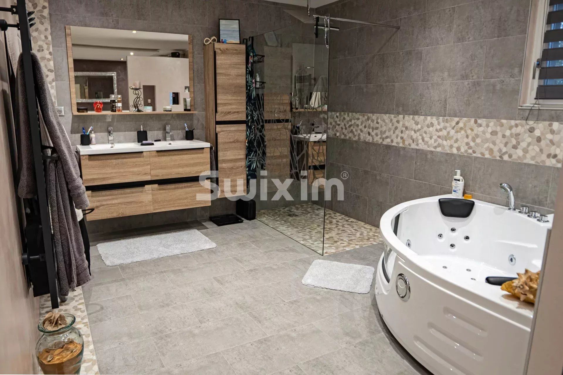 house 9 Rooms for sale on Veigy-Foncenex (74140)