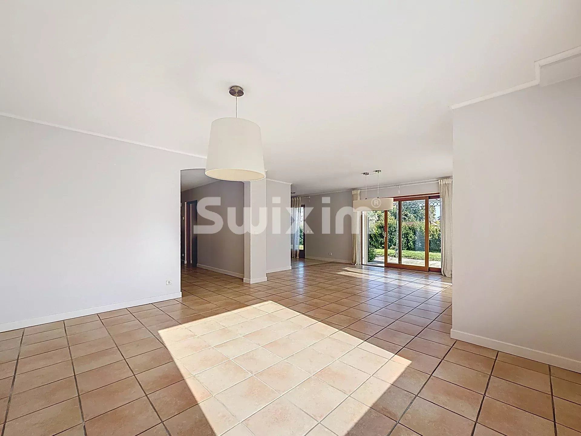 casa 7 Camere in vendita su Grilly (01220)