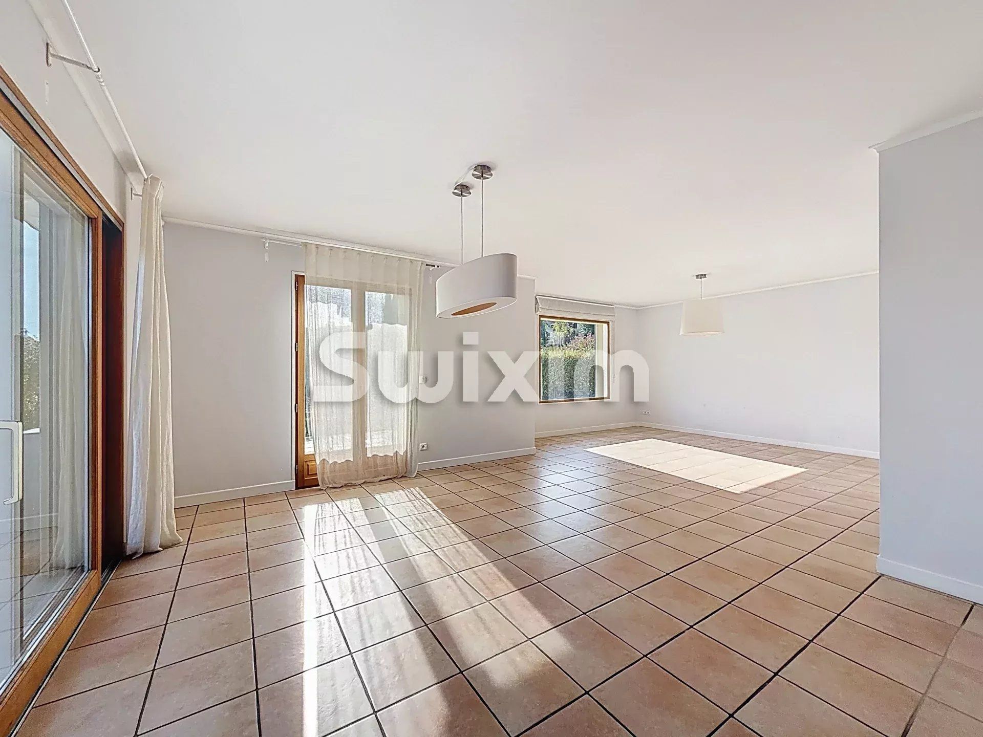 casa 7 Quartos para venda sobre Grilly (01220)