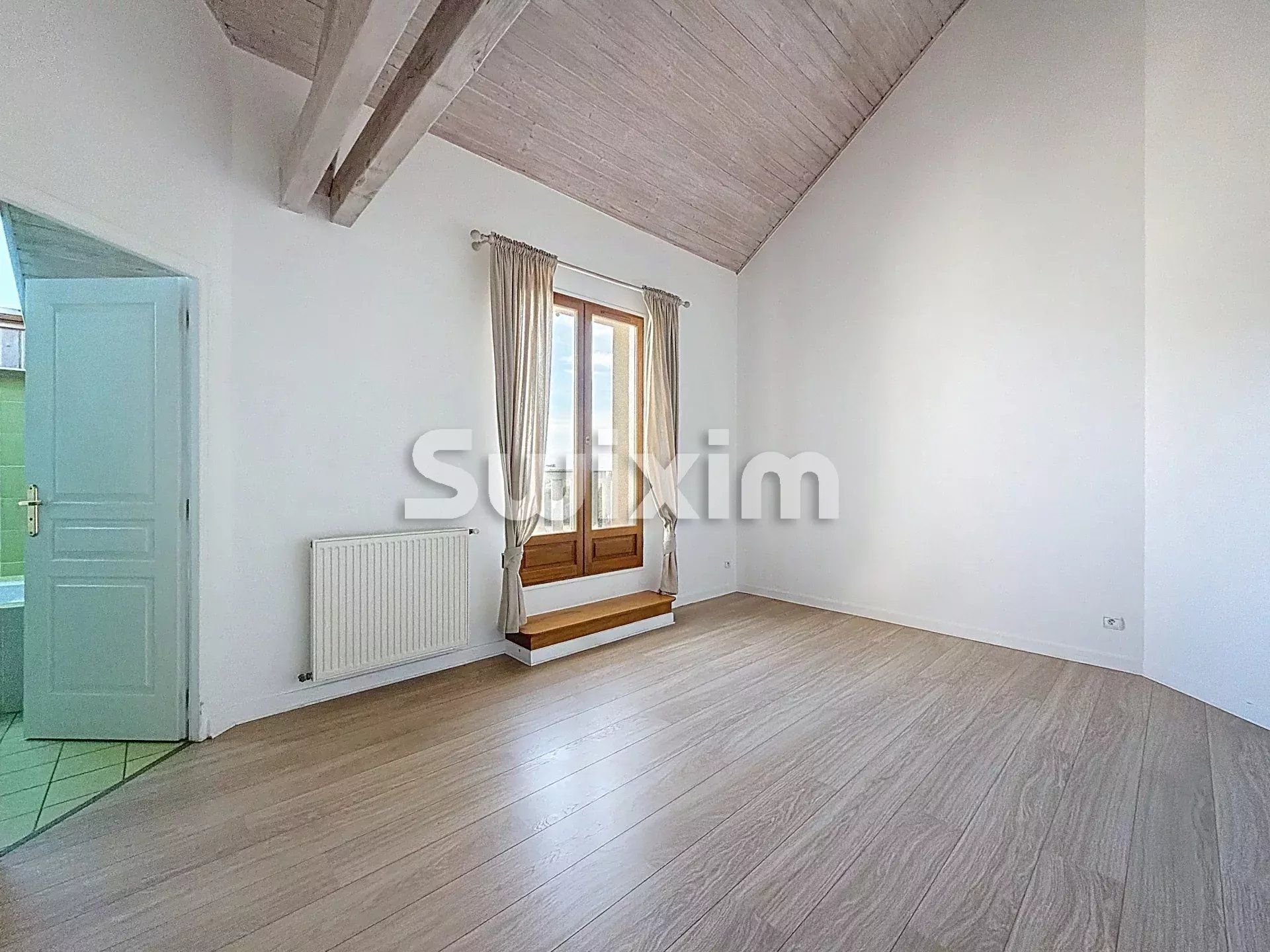 casa 7 Quartos para venda sobre Grilly (01220)