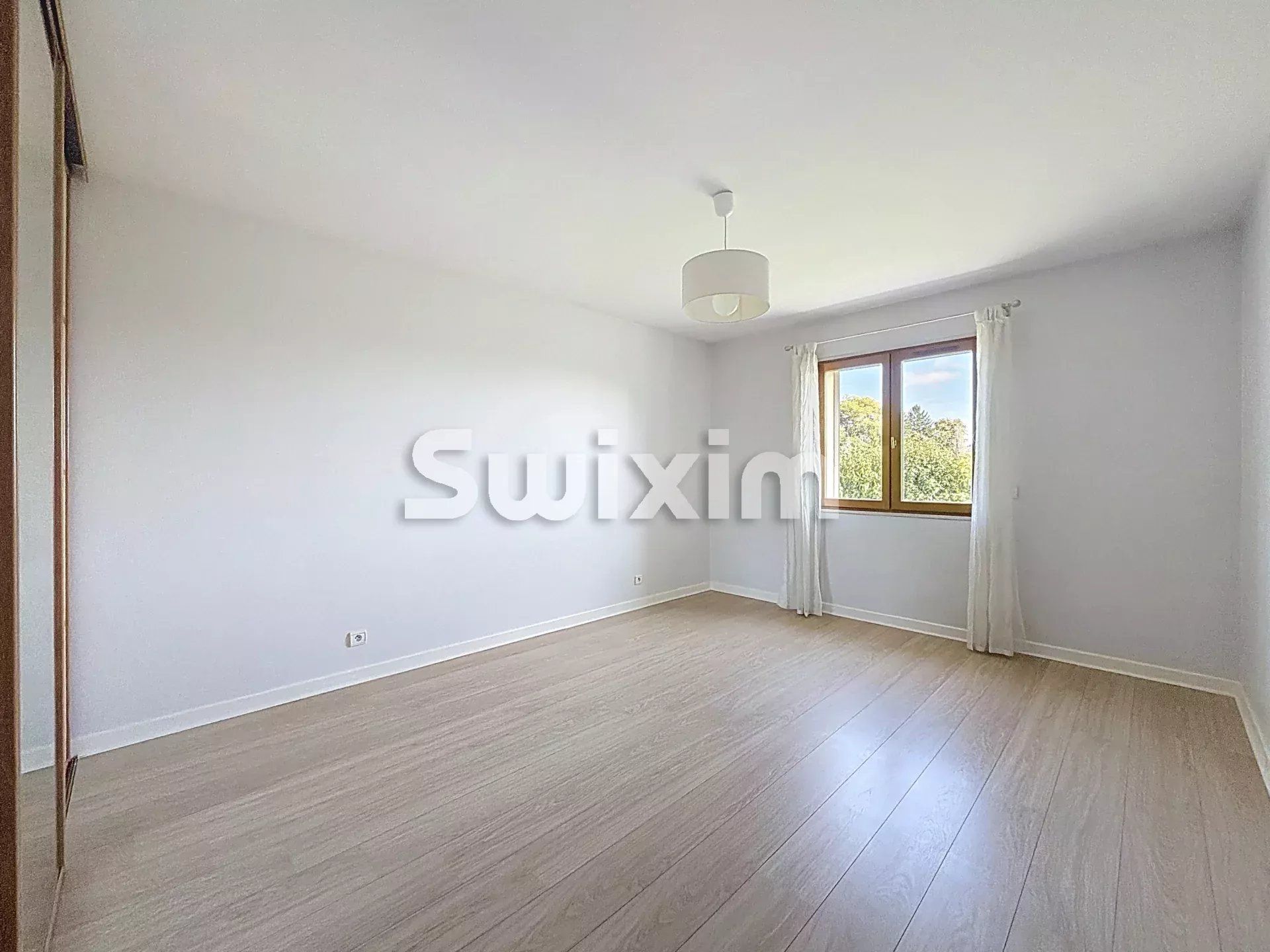 casa 7 Quartos para venda sobre Grilly (01220)