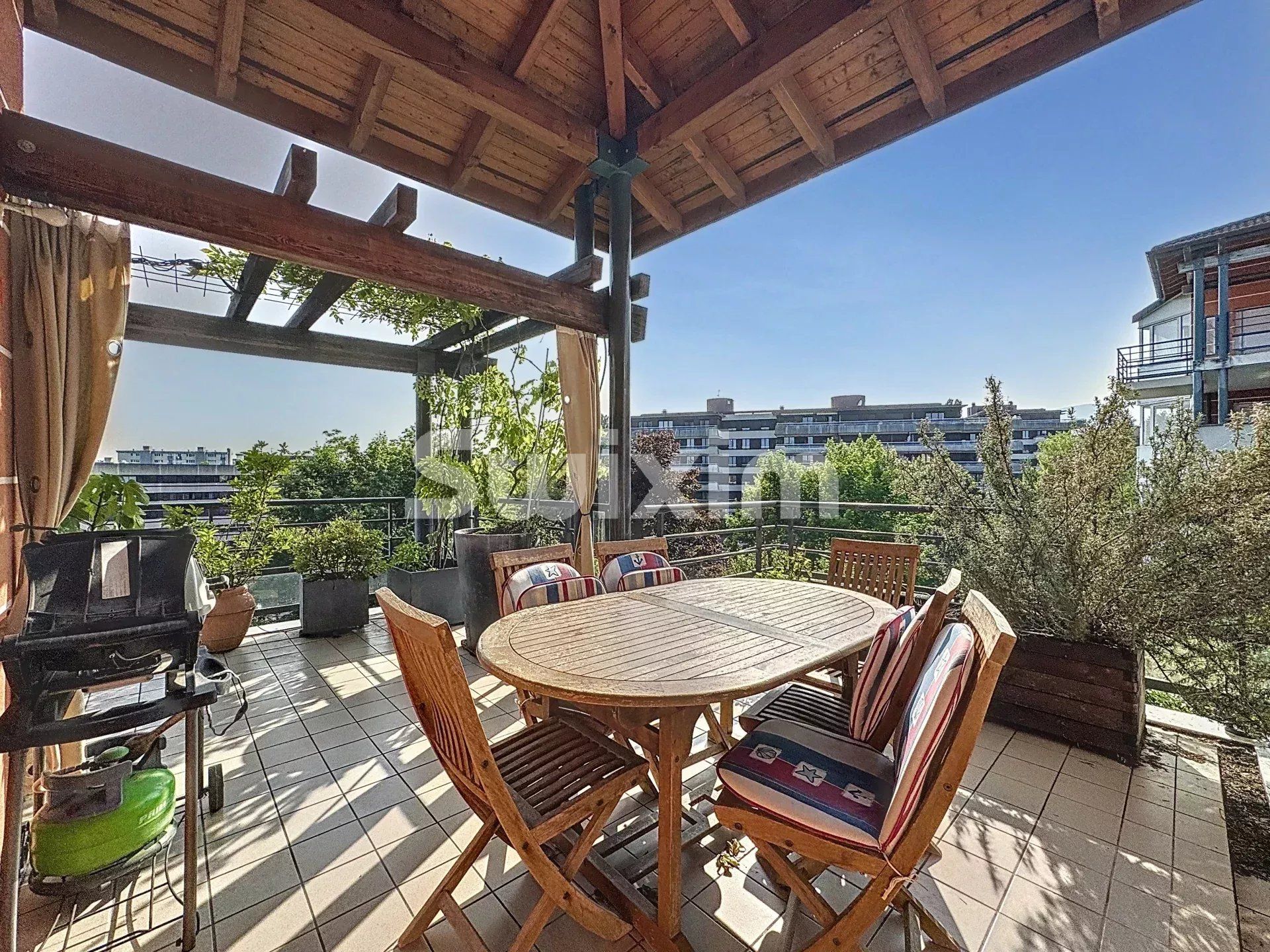 apartment 6 Rooms for sale on Ferney-Voltaire (01210)