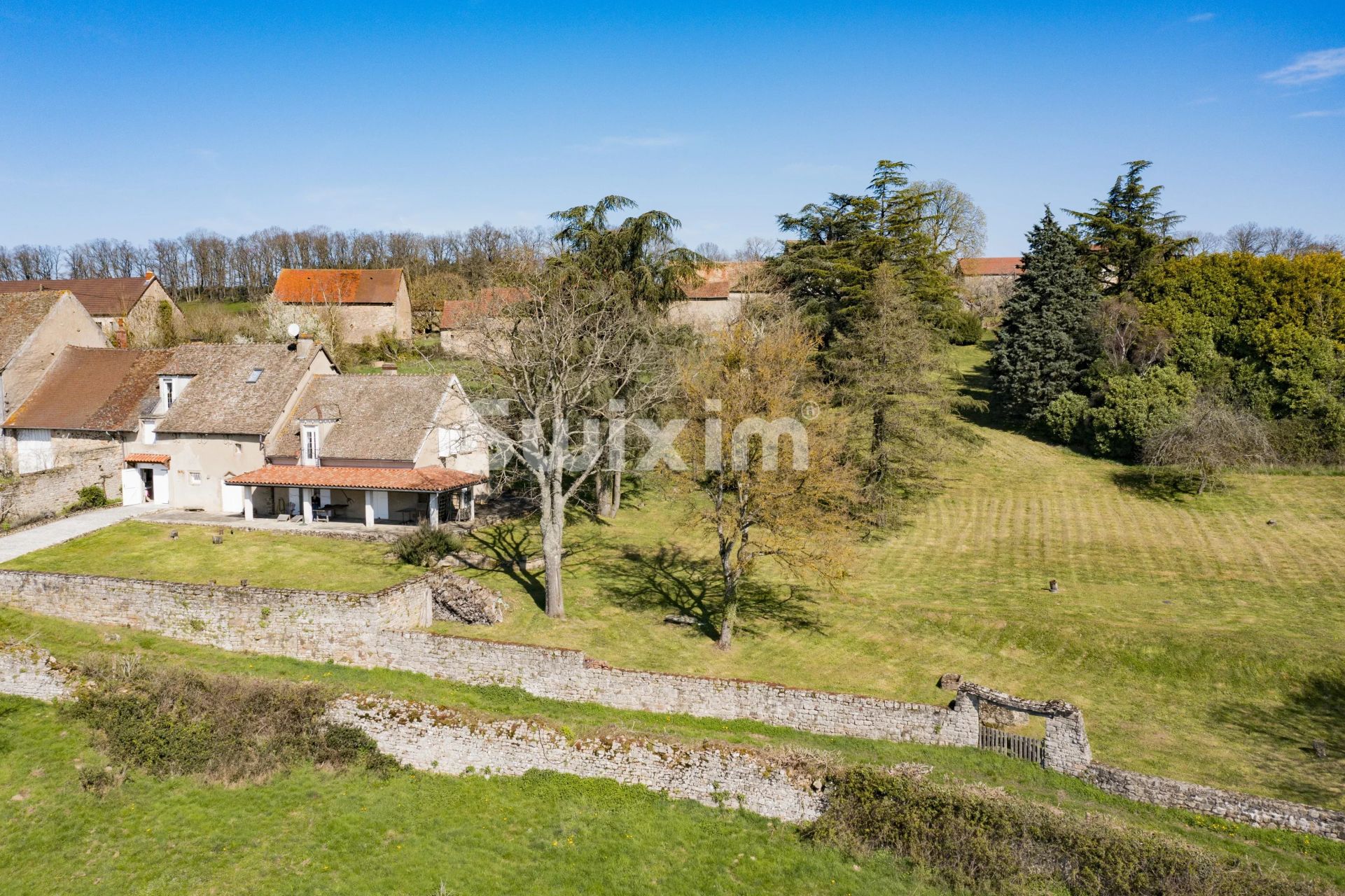 house 7 Rooms for sale on Châtel-Moron (71510)