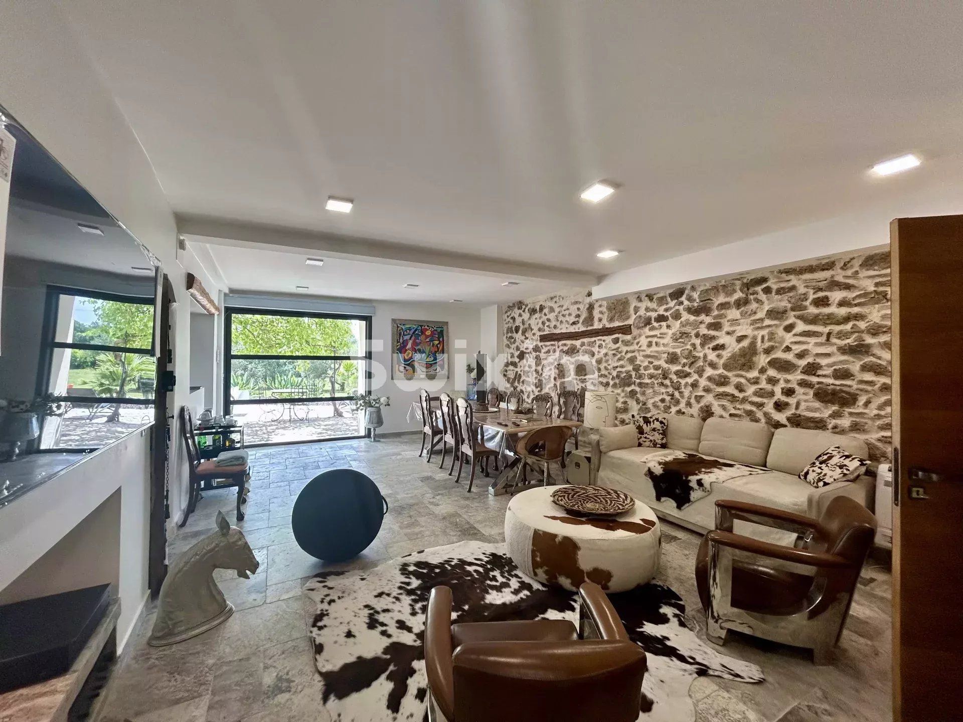 propriété 9 Pièces en vente sur Les Arcs (83460)