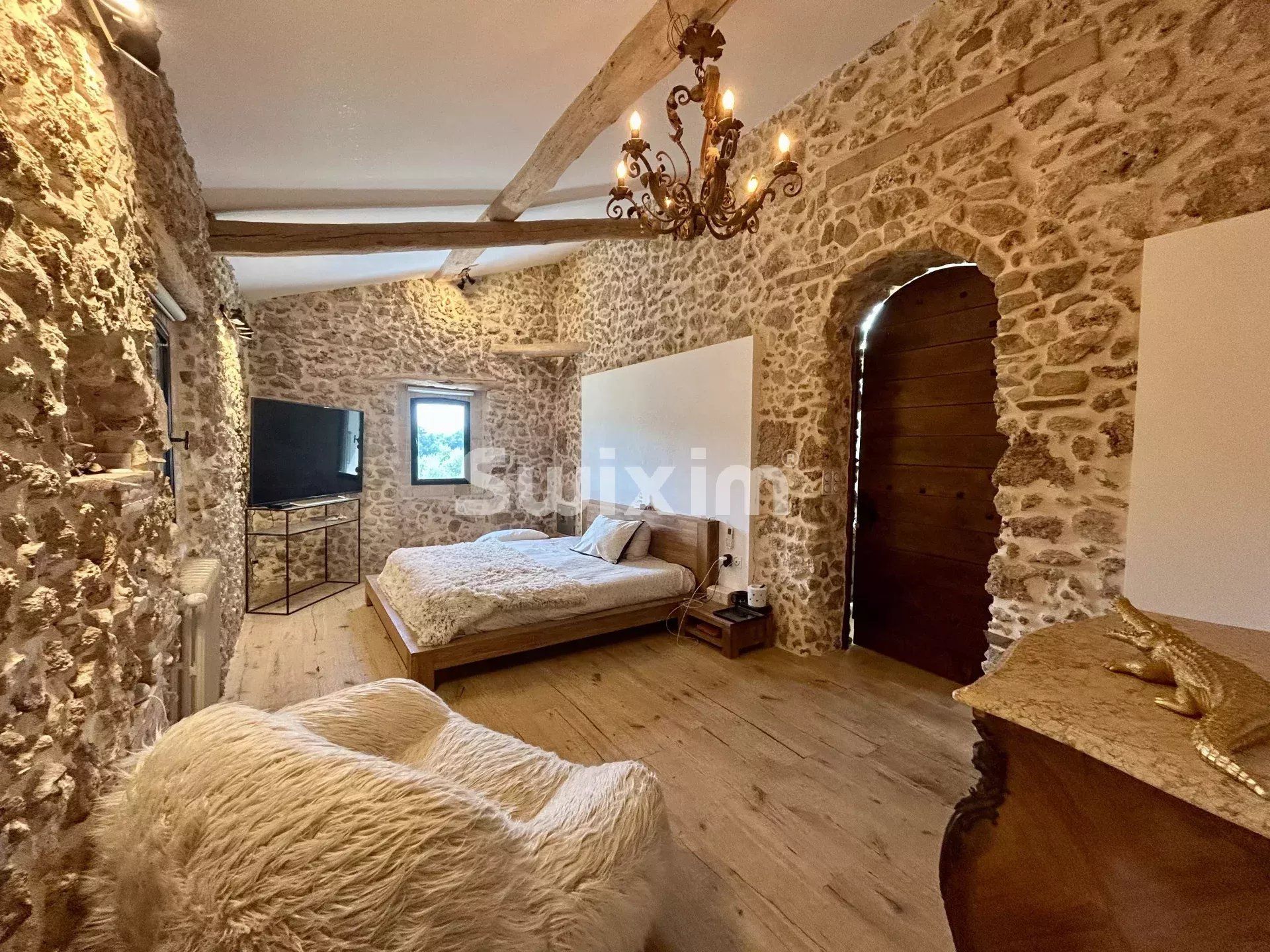 propriété 9 Pièces en vente sur Les Arcs (83460)