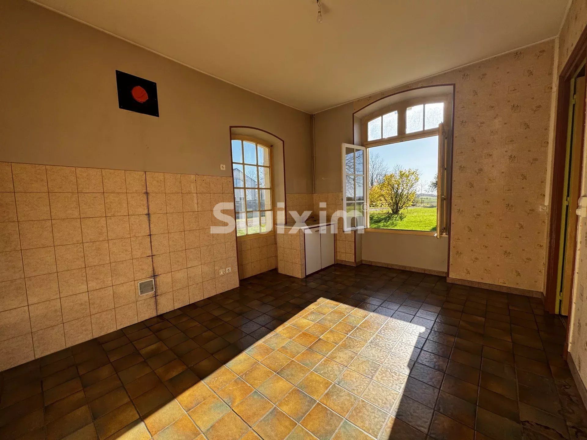 house 7 Rooms for sale on Thizy (89420)