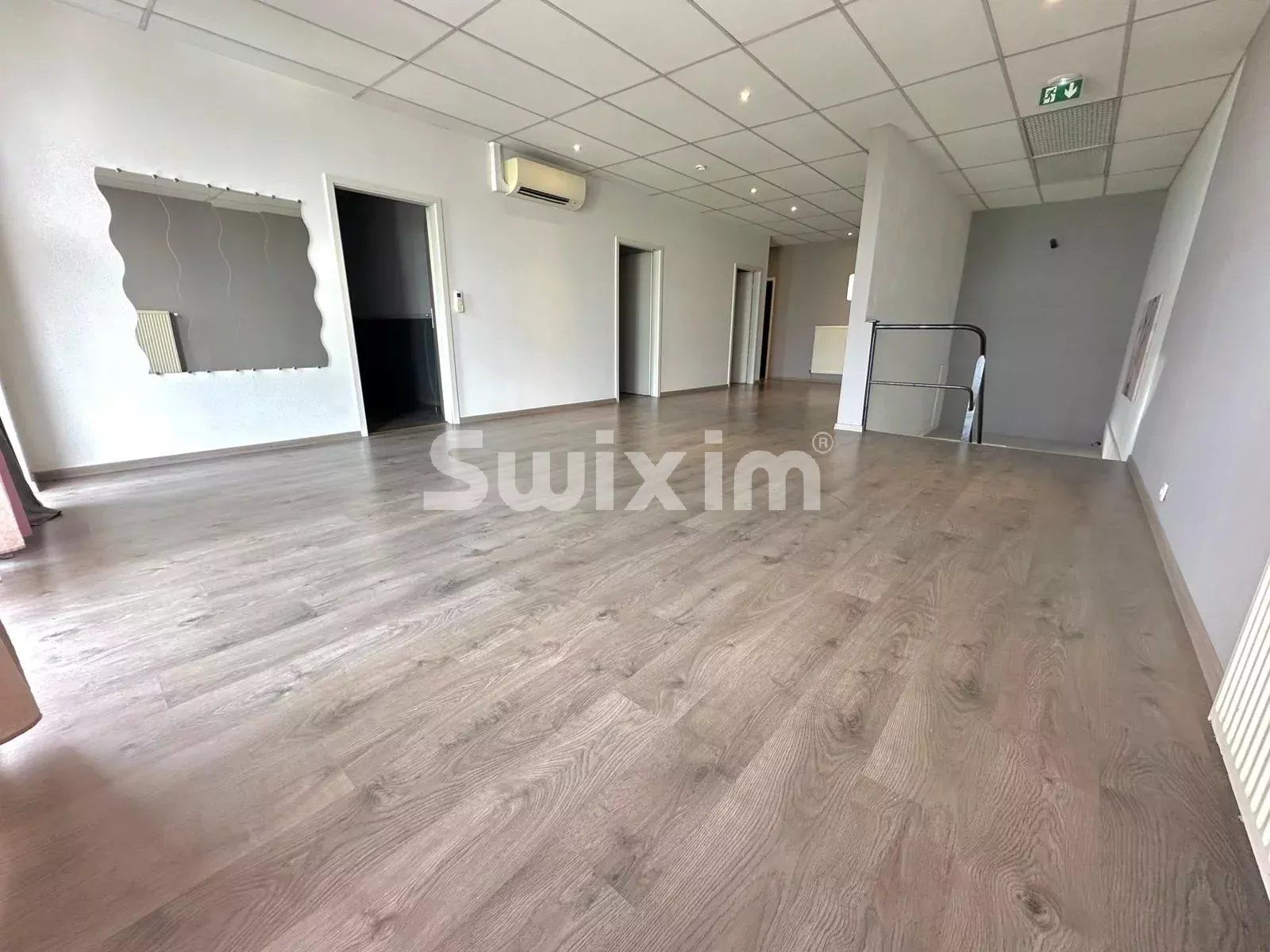 comercial local 11 Quartos para aluguer sobre Ségny (01170)