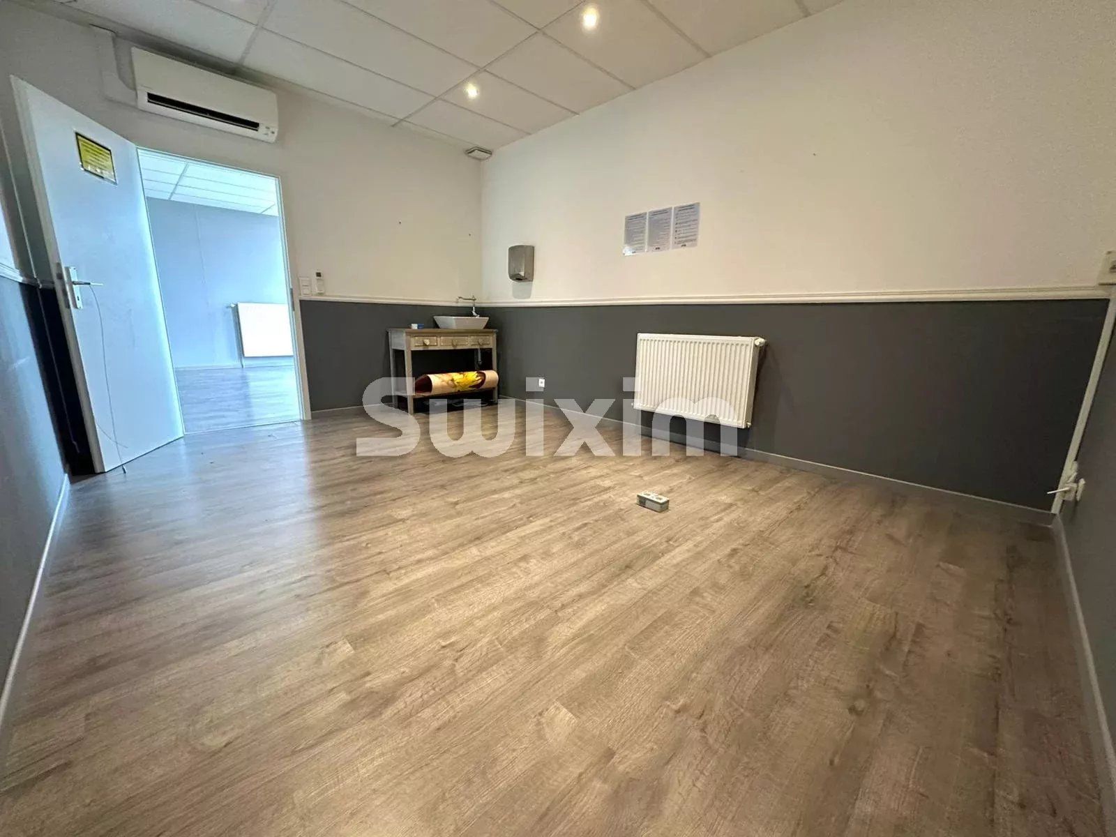 commerce 11 Pièces en location sur Ségny (01170)