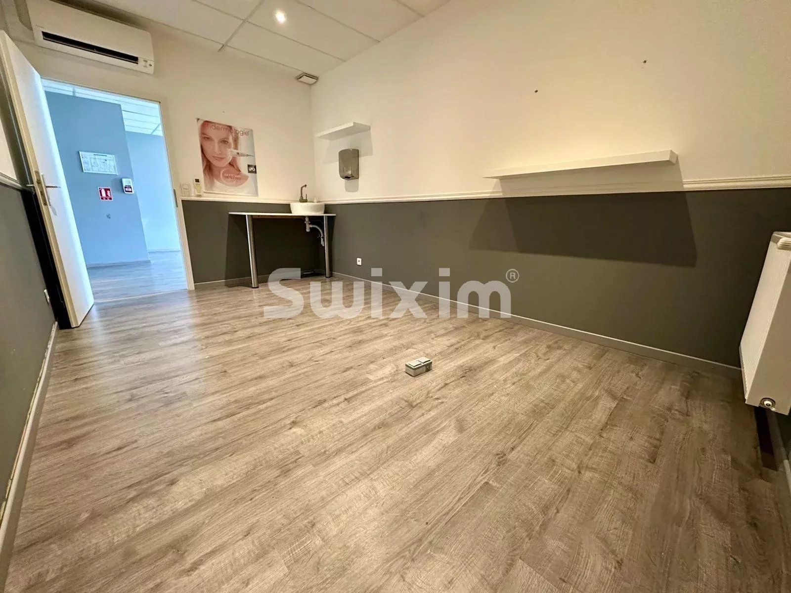 comercial local 11 Quartos para aluguer sobre Ségny (01170)