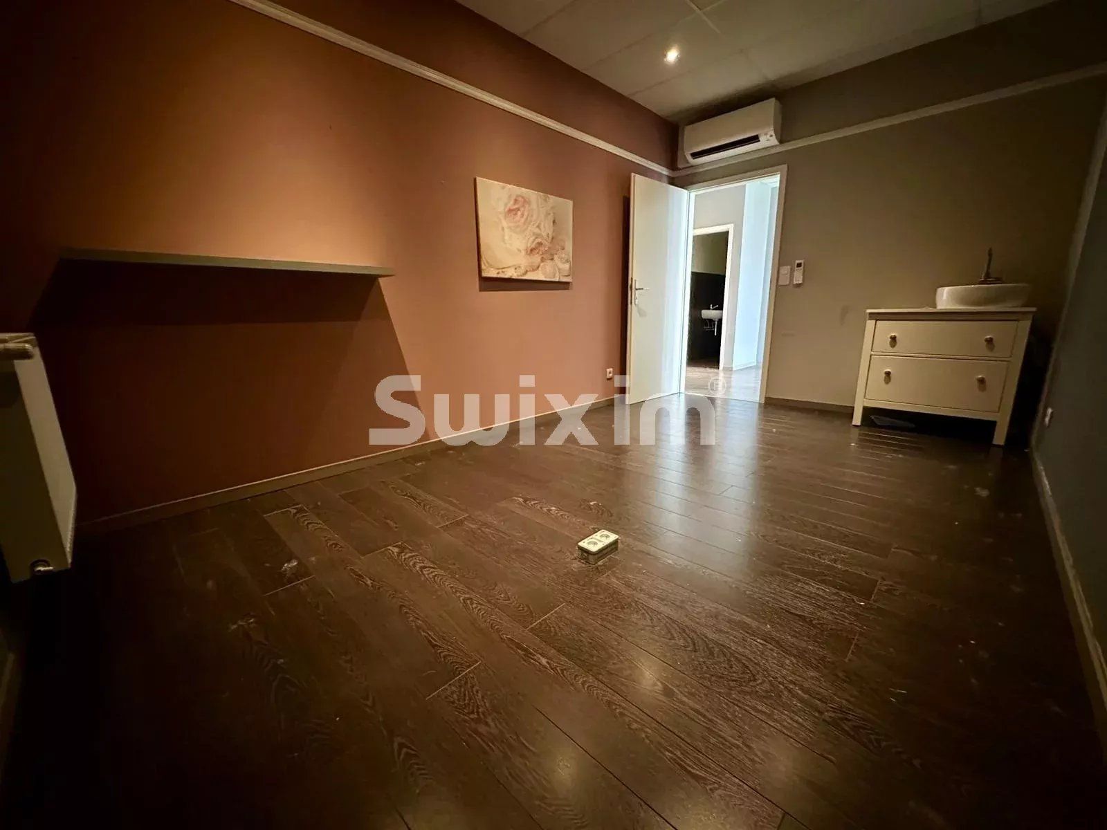 comercial local 11 Quartos para aluguer sobre Ségny (01170)