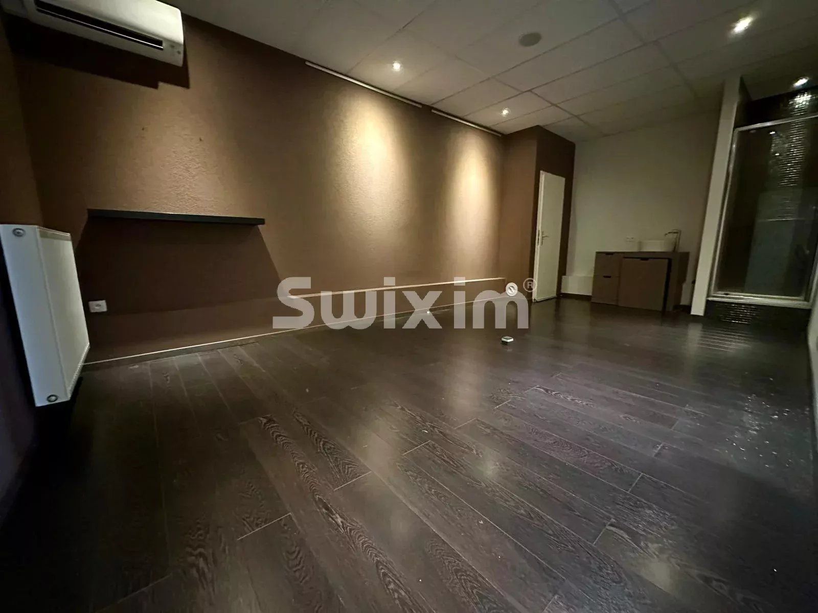 comercial local 11 Quartos para aluguer sobre Ségny (01170)