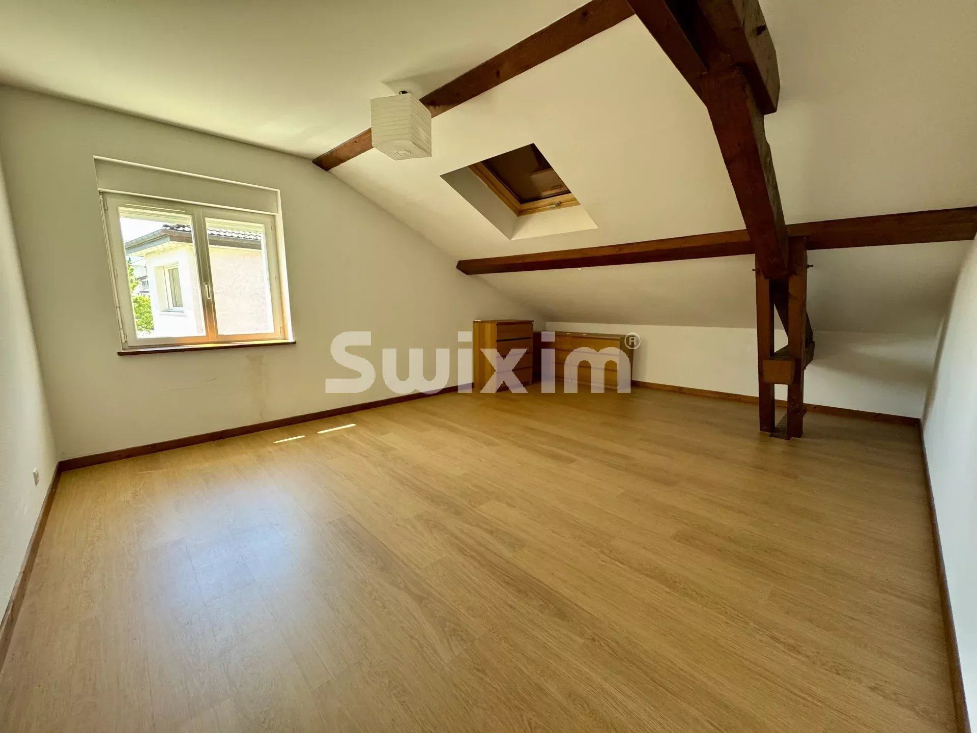 edificio 16 Salas en venta en Challex (01630)