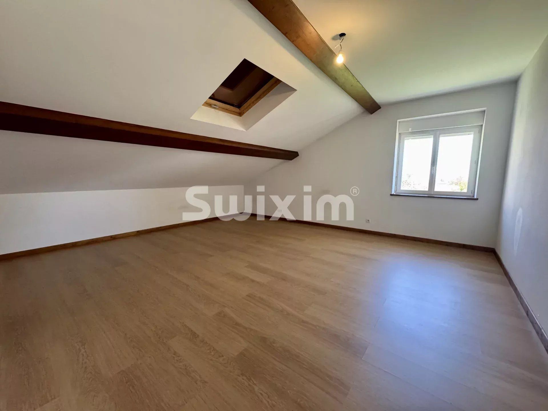 edificio 16 Salas en venta en Challex (01630)