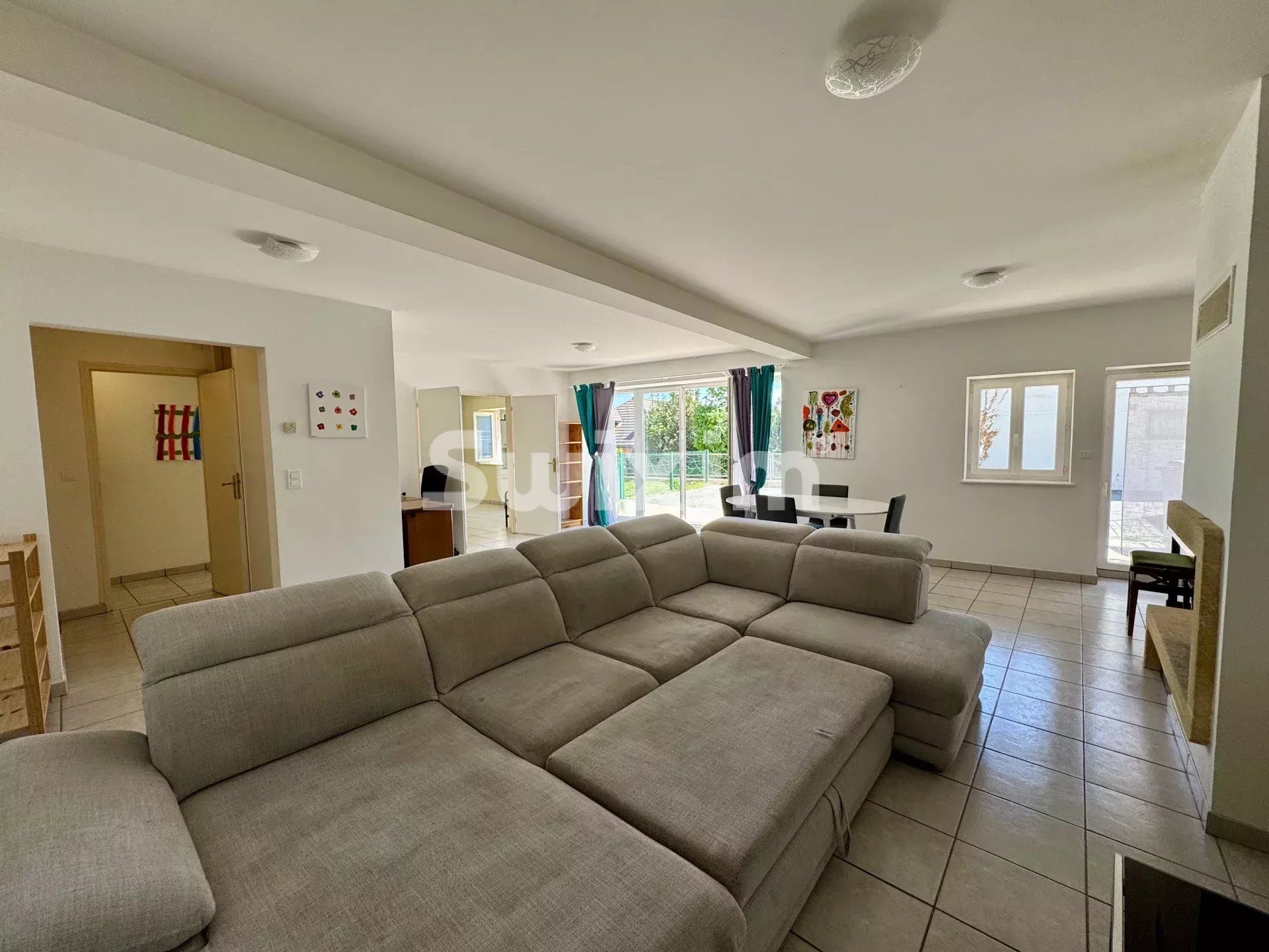 edificio 16 Salas en venta en Challex (01630)