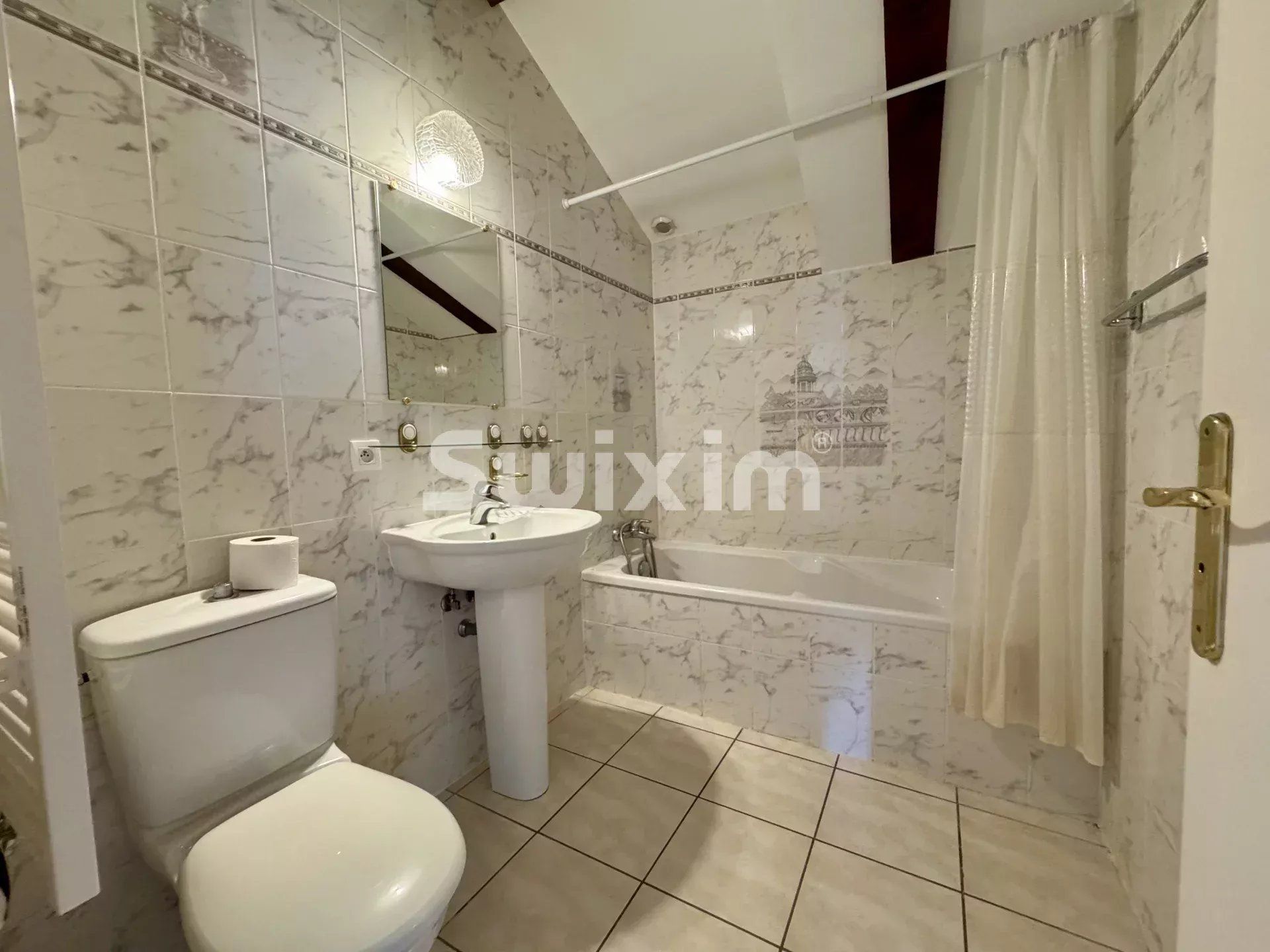 edificio 16 Salas en venta en Challex (01630)