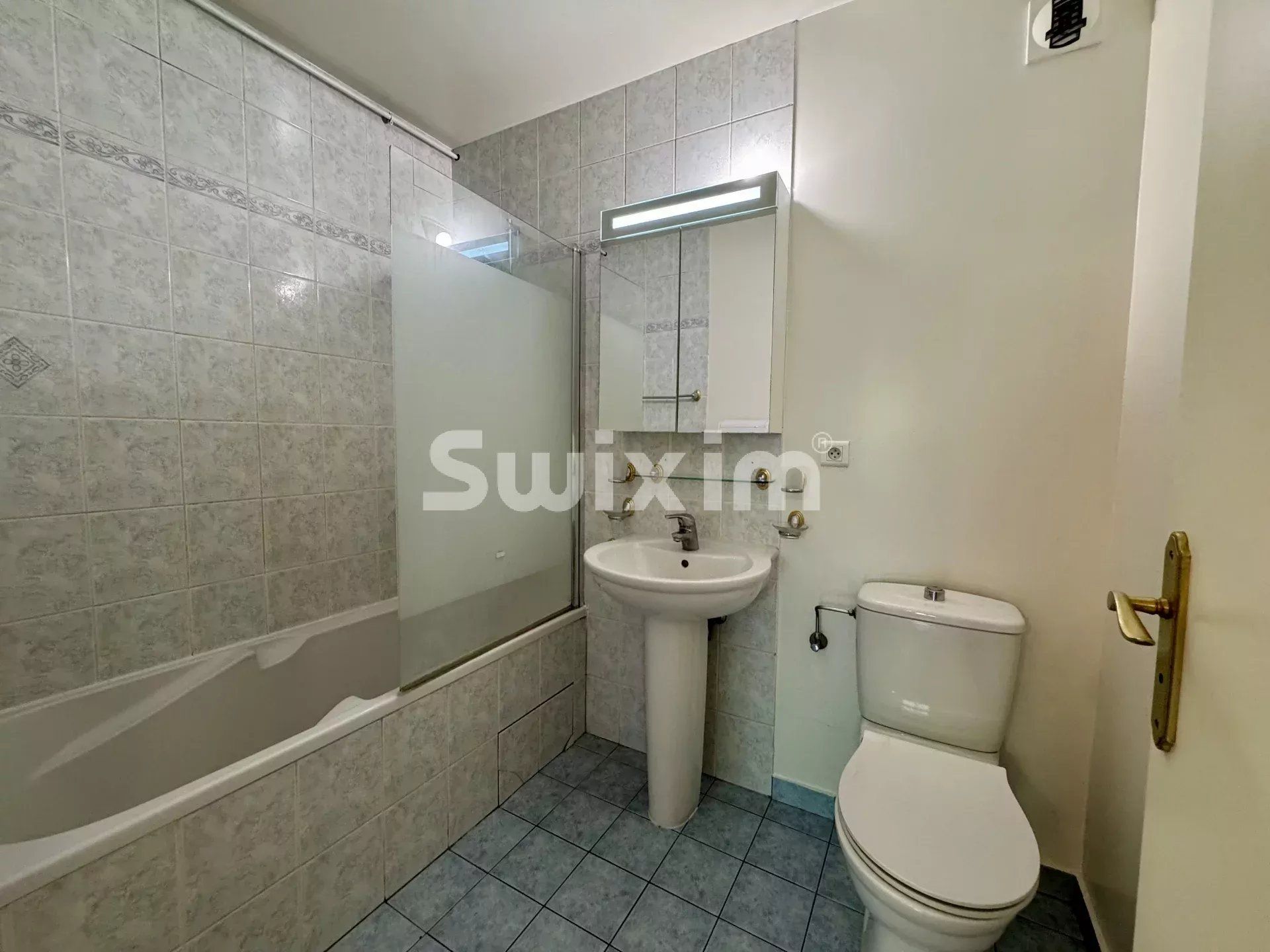 edificio 16 Salas en venta en Challex (01630)