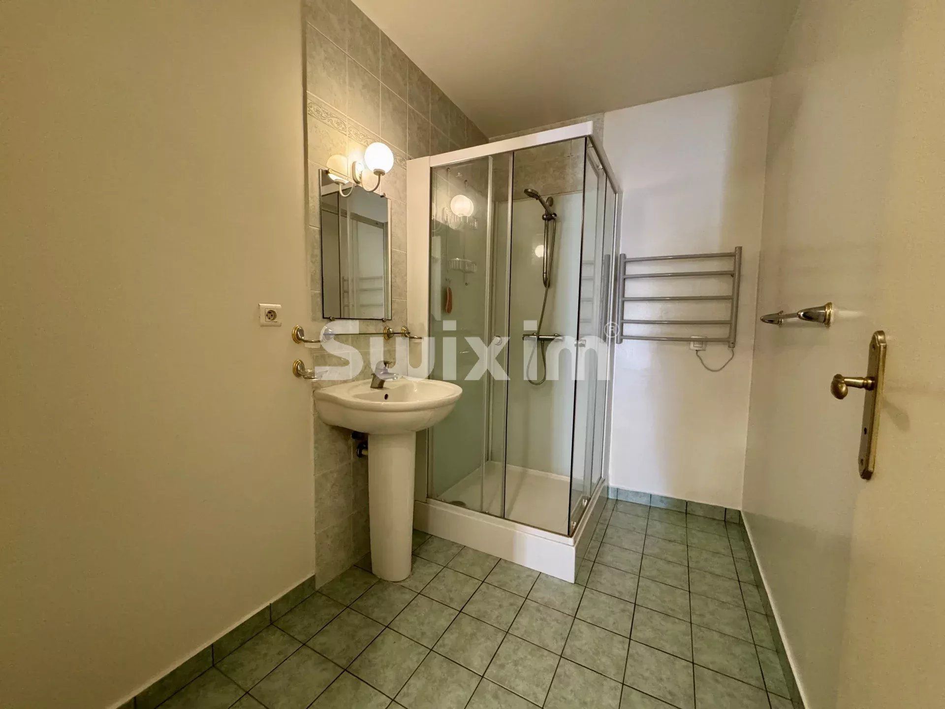 edificio 16 Salas en venta en Challex (01630)