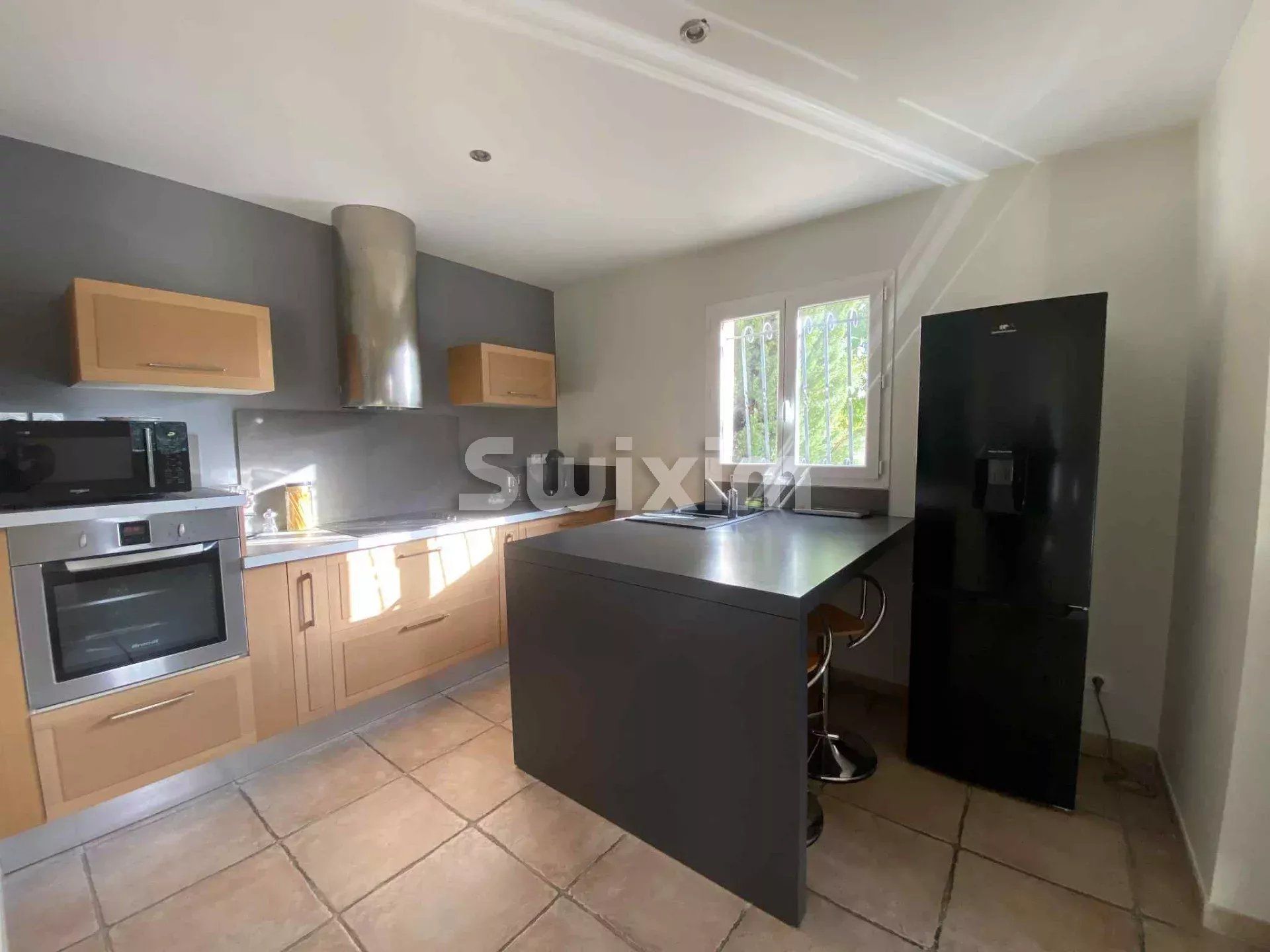 locale commerciale 5 Camere in affitto su Orange (84100)