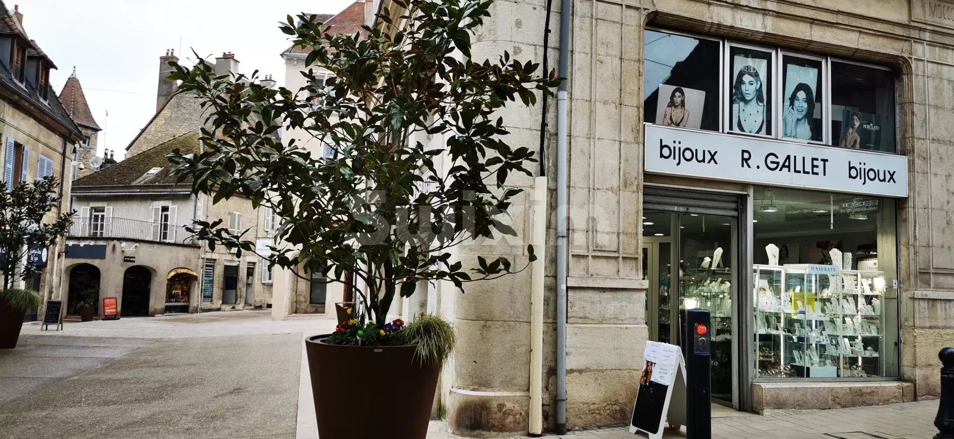 Sale Commercial local Dole 2 Rooms 75 m²