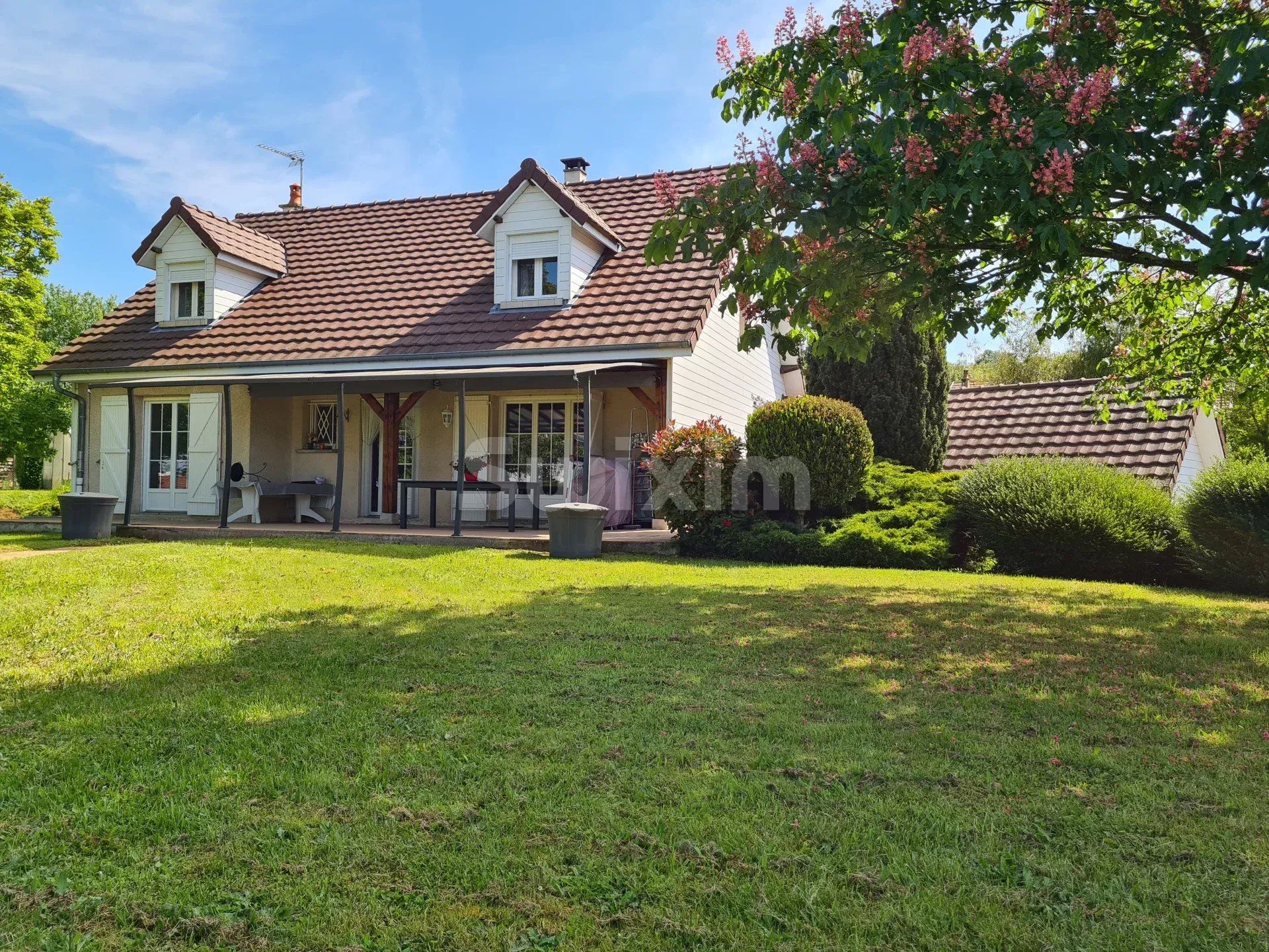 Sale House Dole 9 Rooms 125 m²