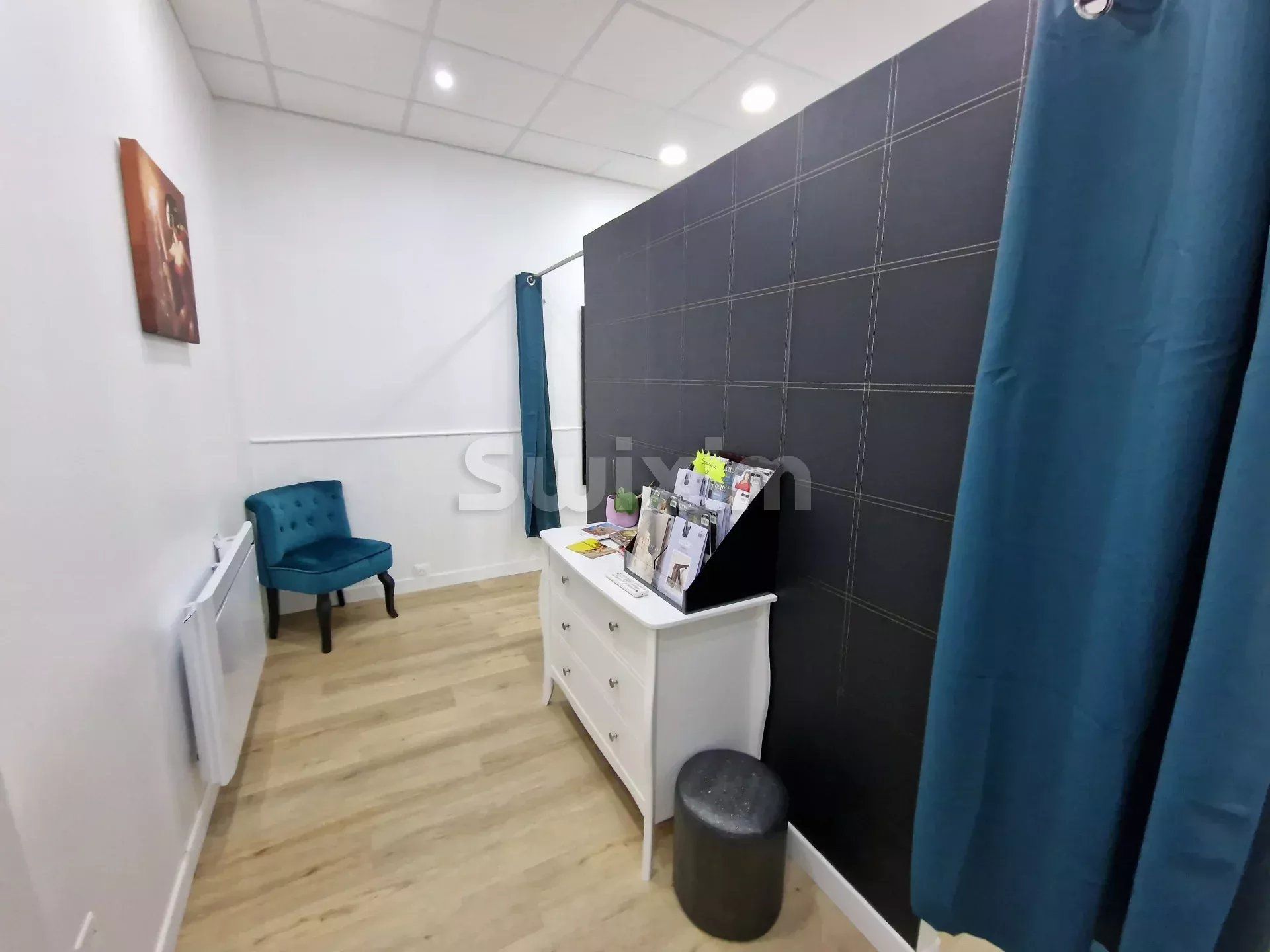 Sale Commercial local Dole 3 Rooms 60 m²