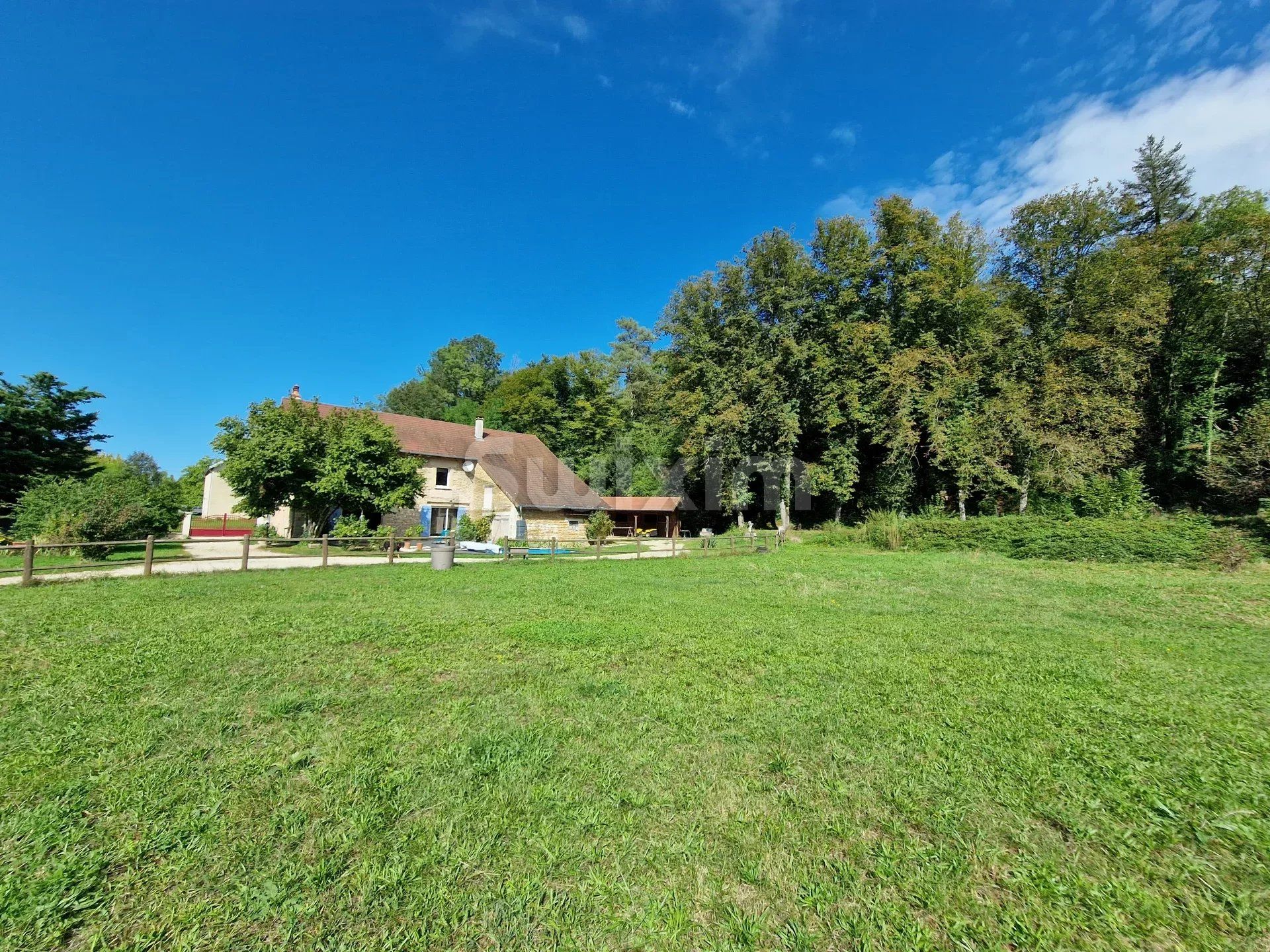 Vente Maison Ougney 8 Pièces 240 m²