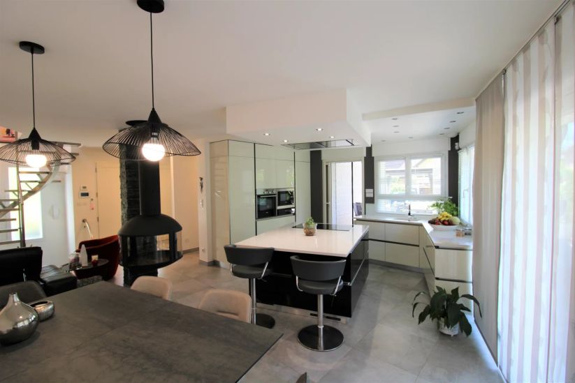 Sale House La Roche-sur-Foron 6&nbsp;Rooms 204.73&nbsp;m²