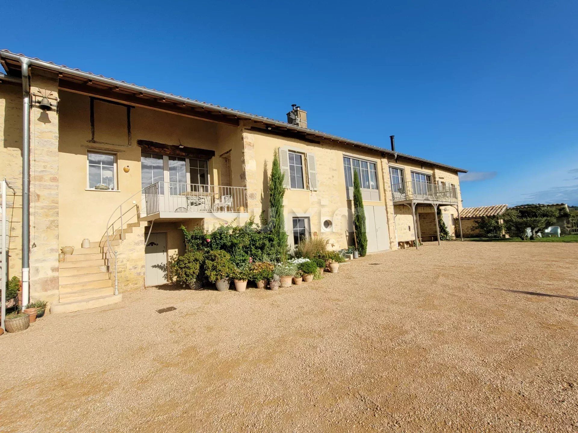 Vente Maison Saint-Amour-Bellevue 12 Pièces 270 m²