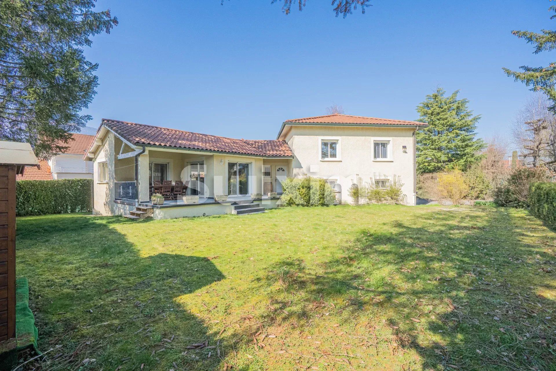 Sale House Saint-Genis-Pouilly 9&nbsp;Rooms 232&nbsp;m²